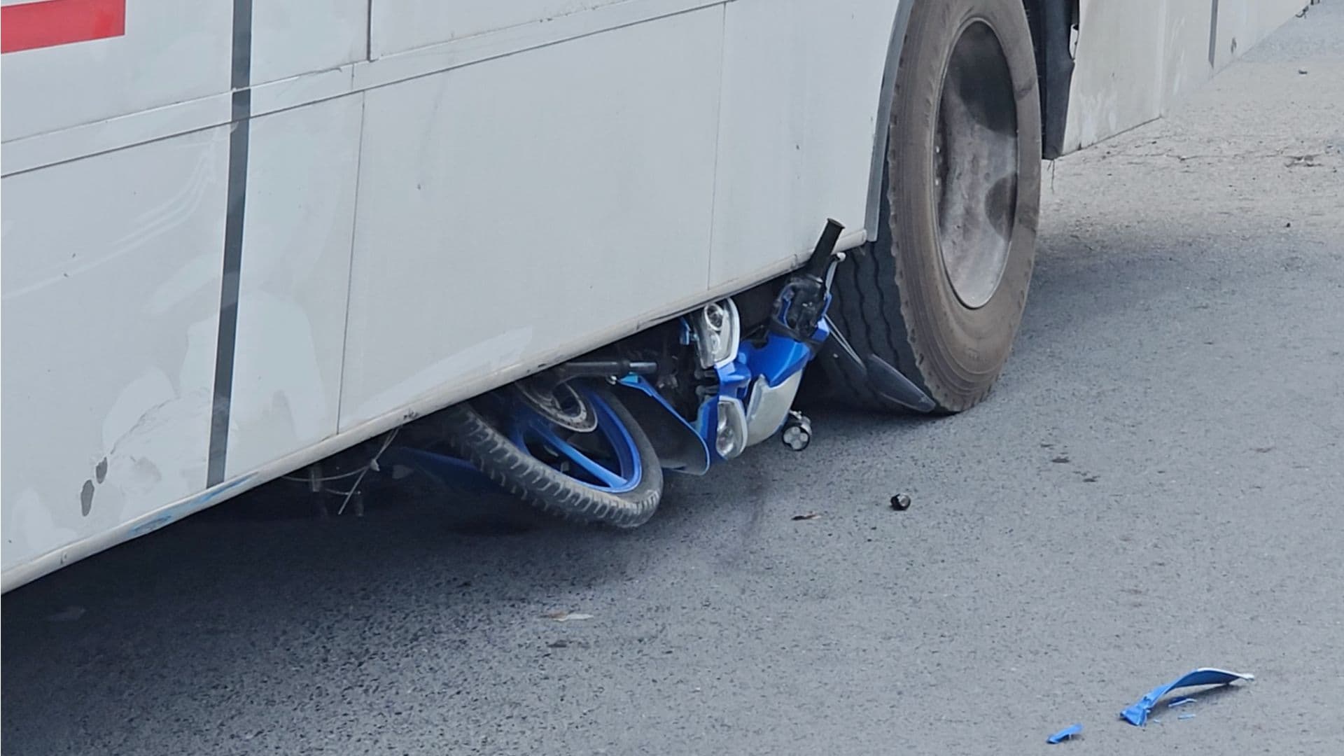 Choque motocicleta y camión
