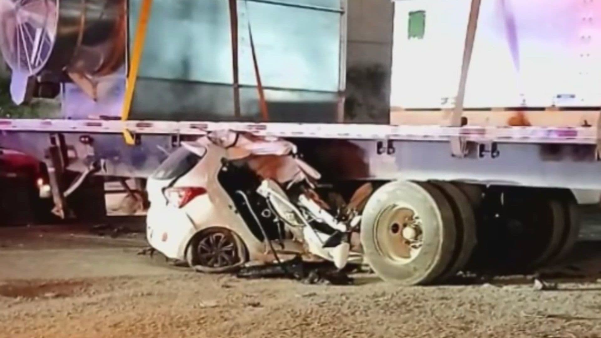 Muere Conductor y Mujer Queda Herida tras Chocar con Tráiler en Ciénega de Flores, NL