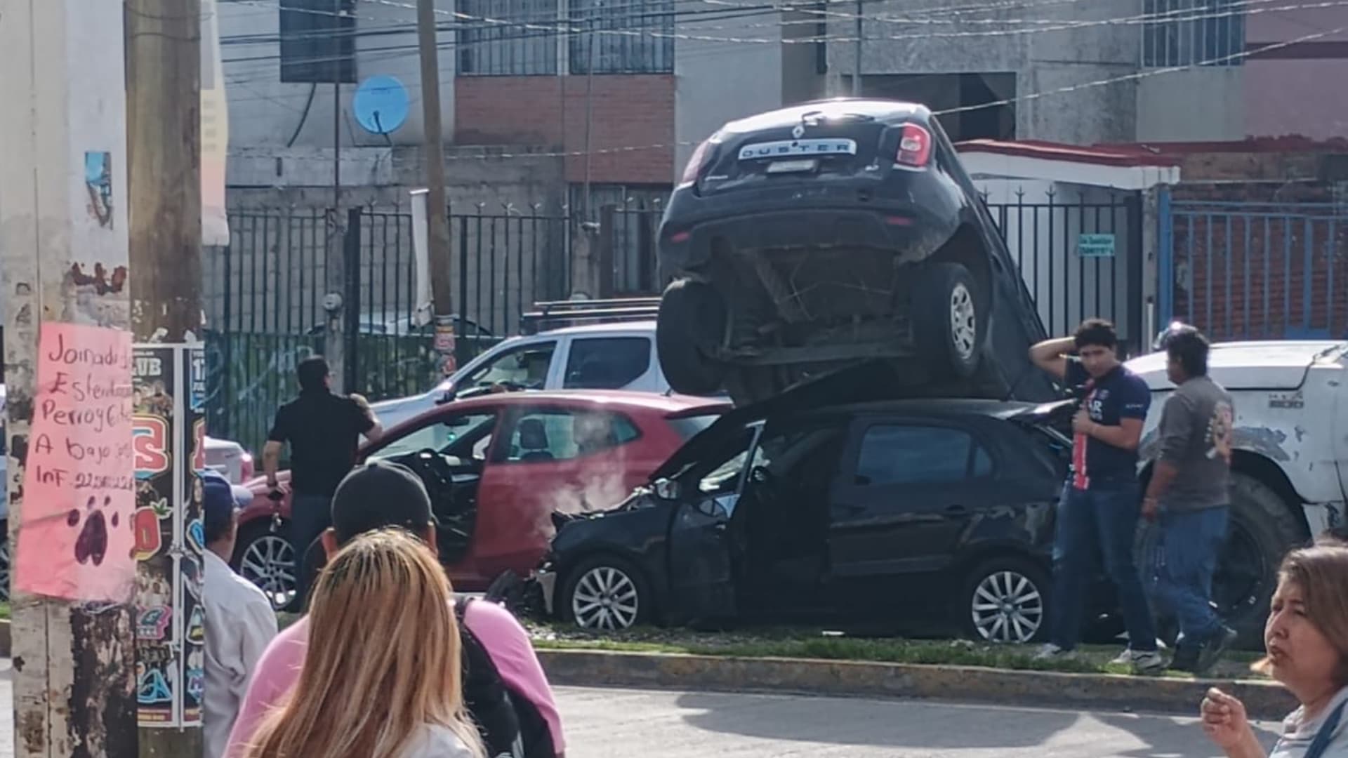 Accidente Choque Tres Automóviles Camión Volteo Avenida Xonacatepec Puebla