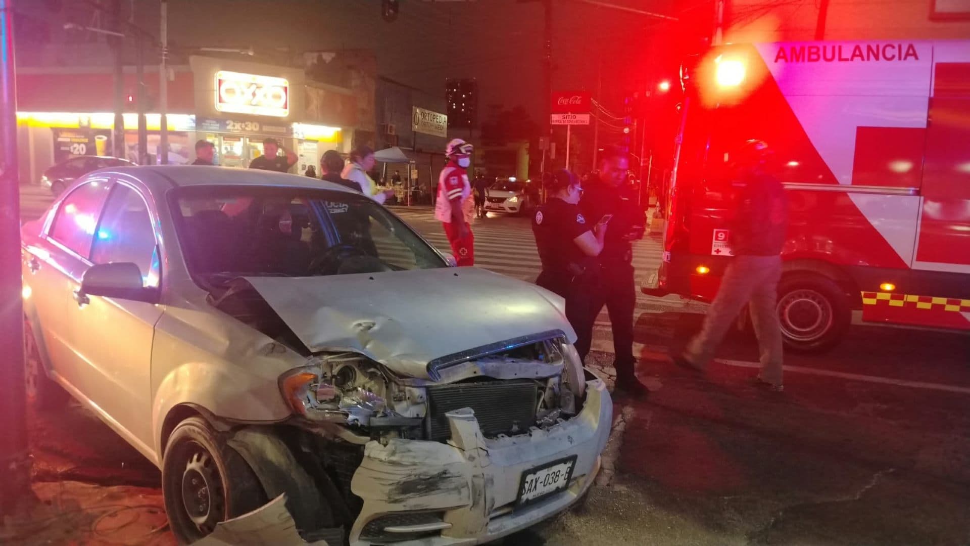 Paramédicos atienden a lesionados en choque en Monterrey