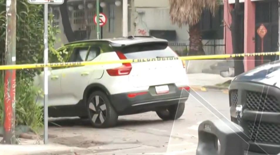 Testigos señalaron que dos hombres a bordo de una motocicleta dispararon contra la camioneta en la CDMX. Foto: N+
