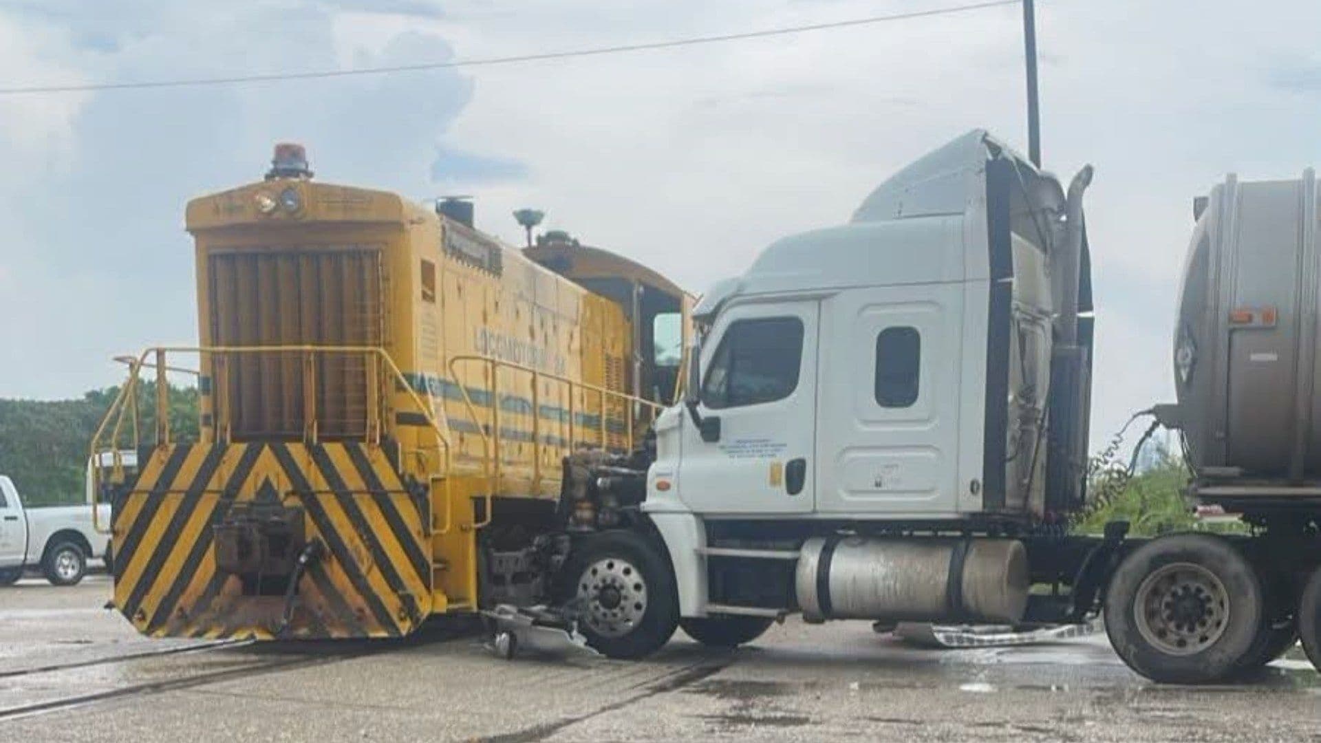 Tráiler se impacta contra locomotora en Coatzacoalcos