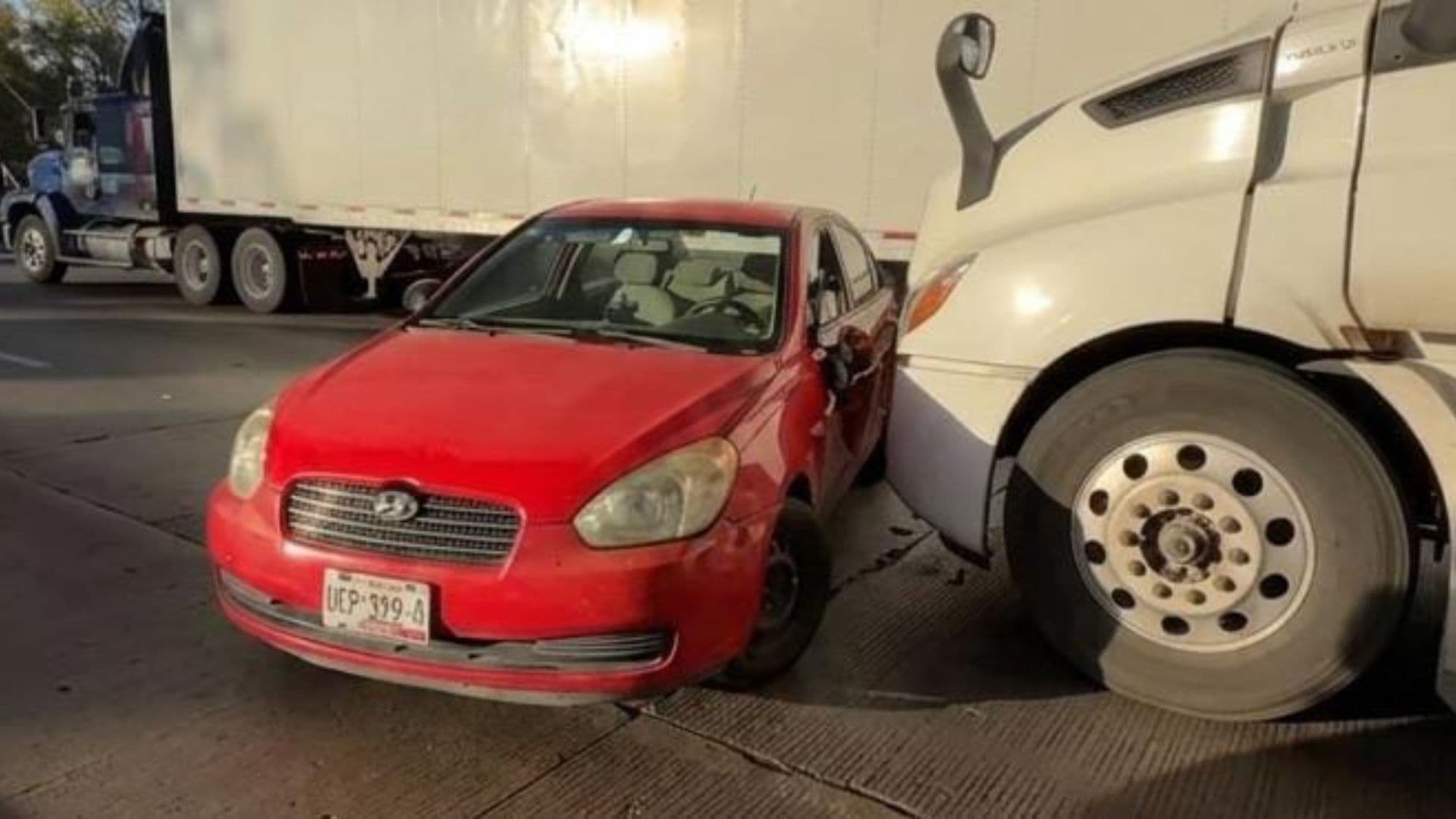 Caos vial provocó el accidente de un tráiler y un auto particular.