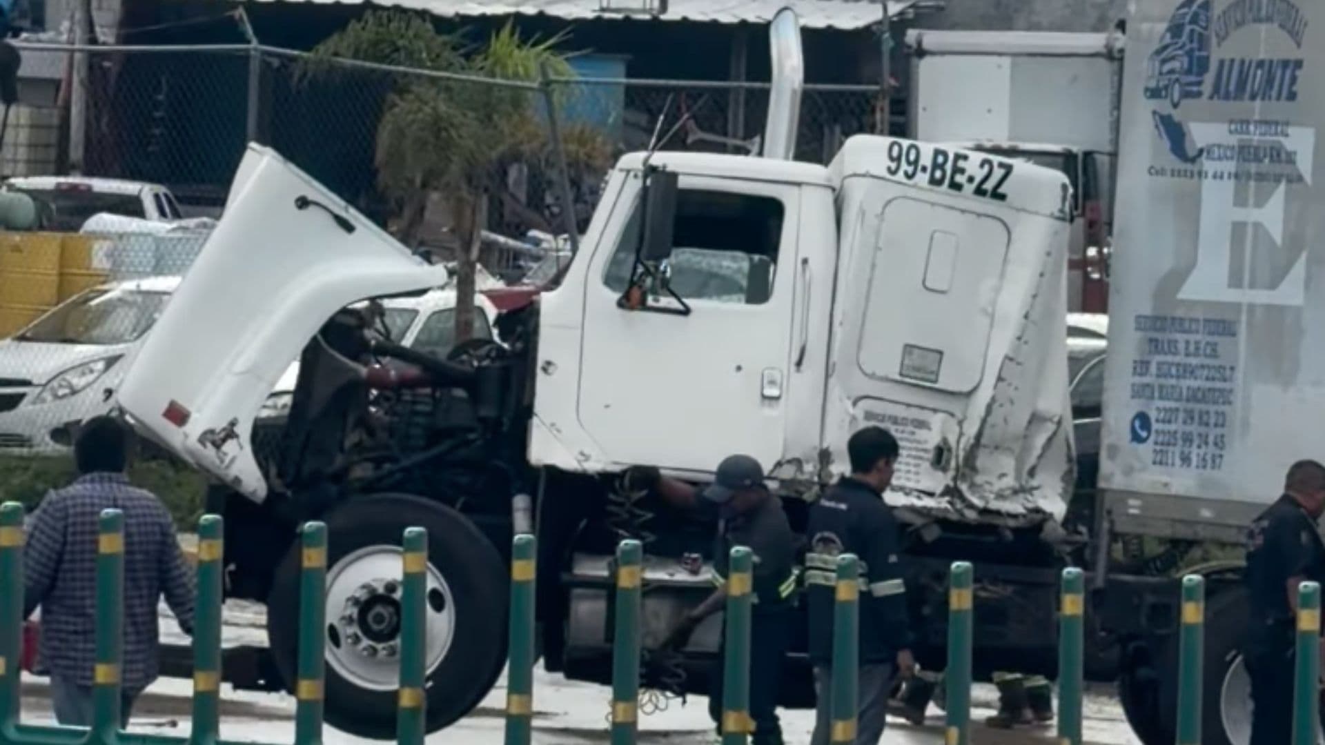 Accidente Choque Tráiler Muro de Contención Autopista México Puebla Central Abasto