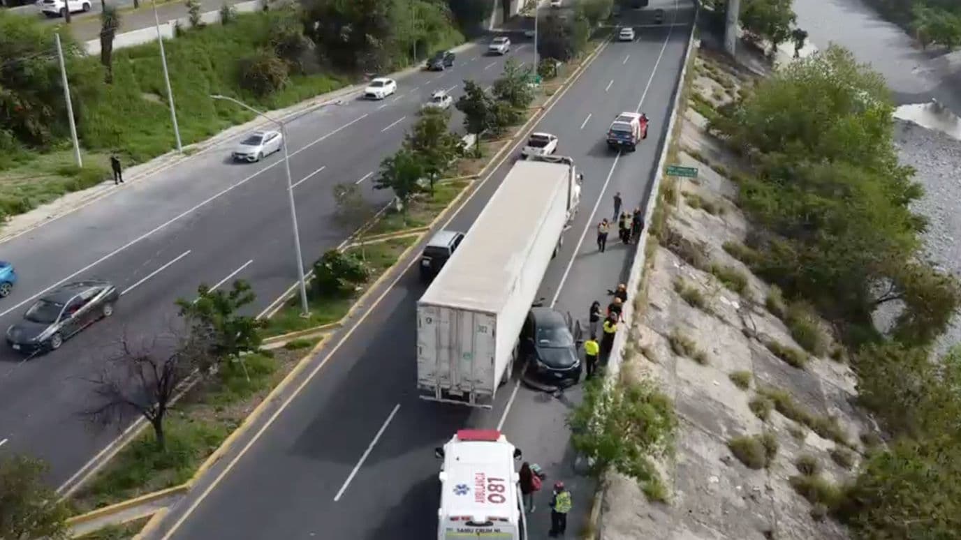 Choque de tráiler y auto en Monterrey