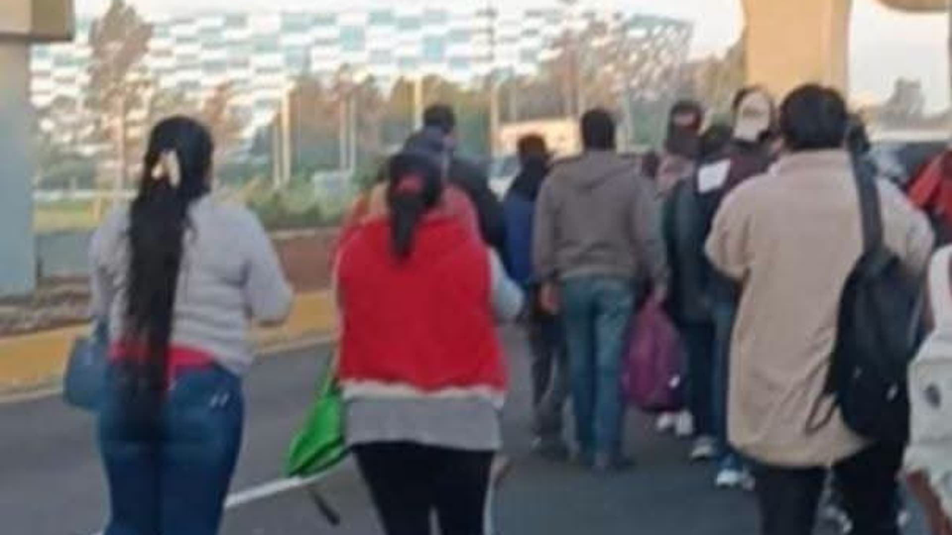 Pasajeros agreden al conductor responsable del accidente en la autopista México-Puebla