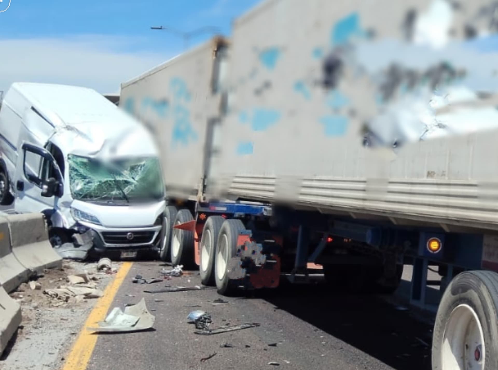 El percance provocó la destrucción del muro central de concreto.