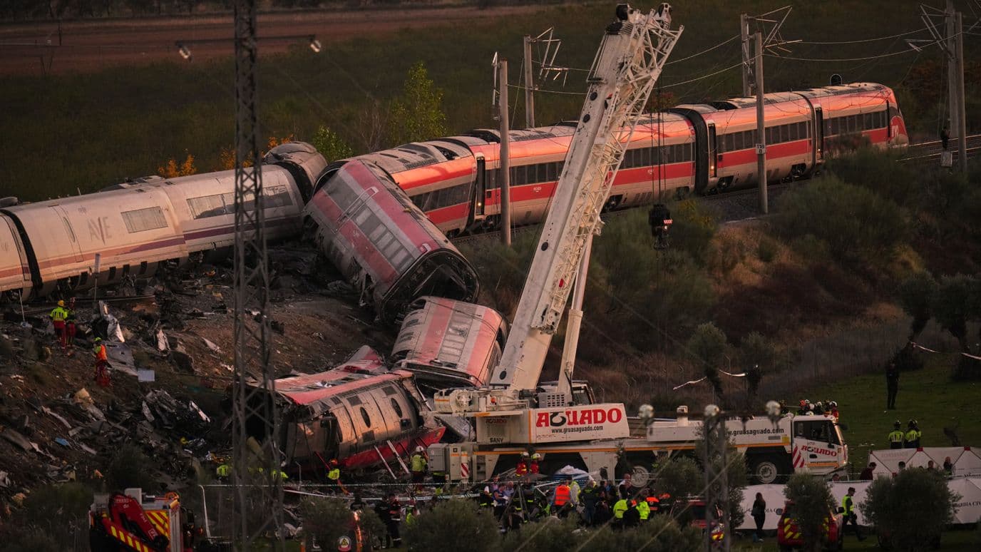 Con ayuda de grúas, rescatistas buscan a víctimas entre los fierros retorcidos de los trenes siniestrados