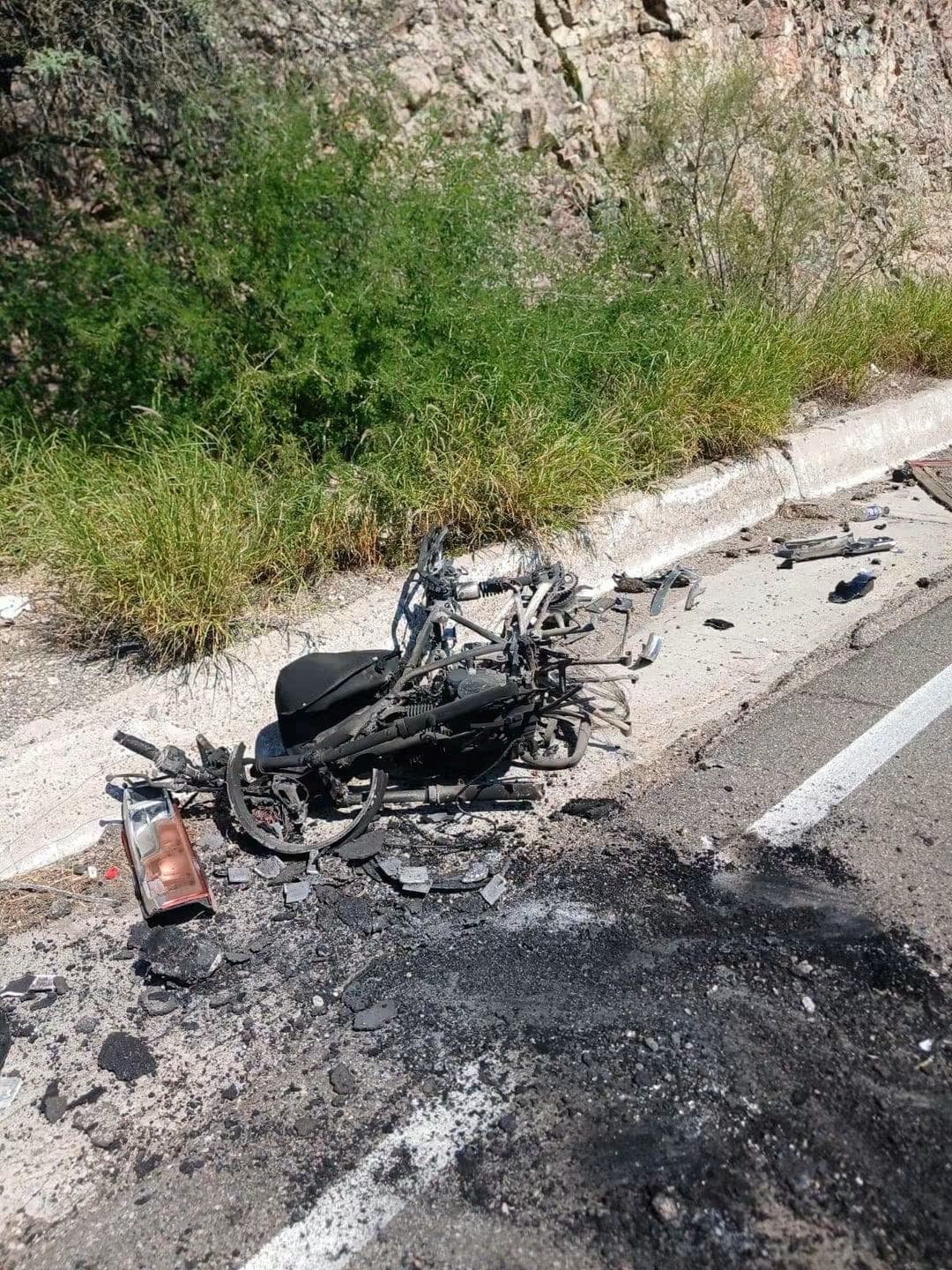 La motocicleta quedó completamente incendiada tras el choque frontal ocurrido en la carretera Federal 14, en Ures.