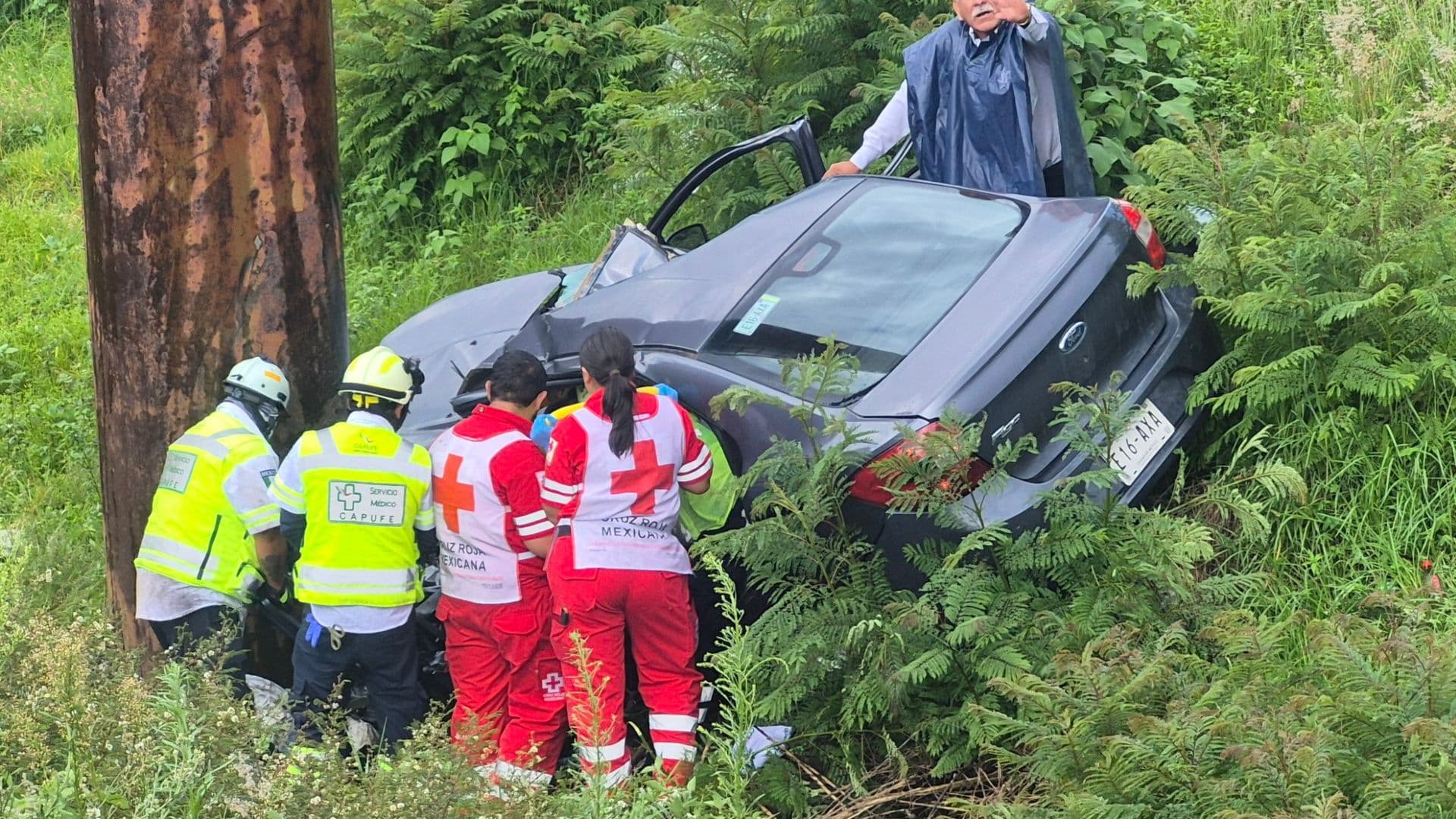 Joven Conductor se Sale del Bulevar Aeropuerto en Puebla y Choca con un Árbol