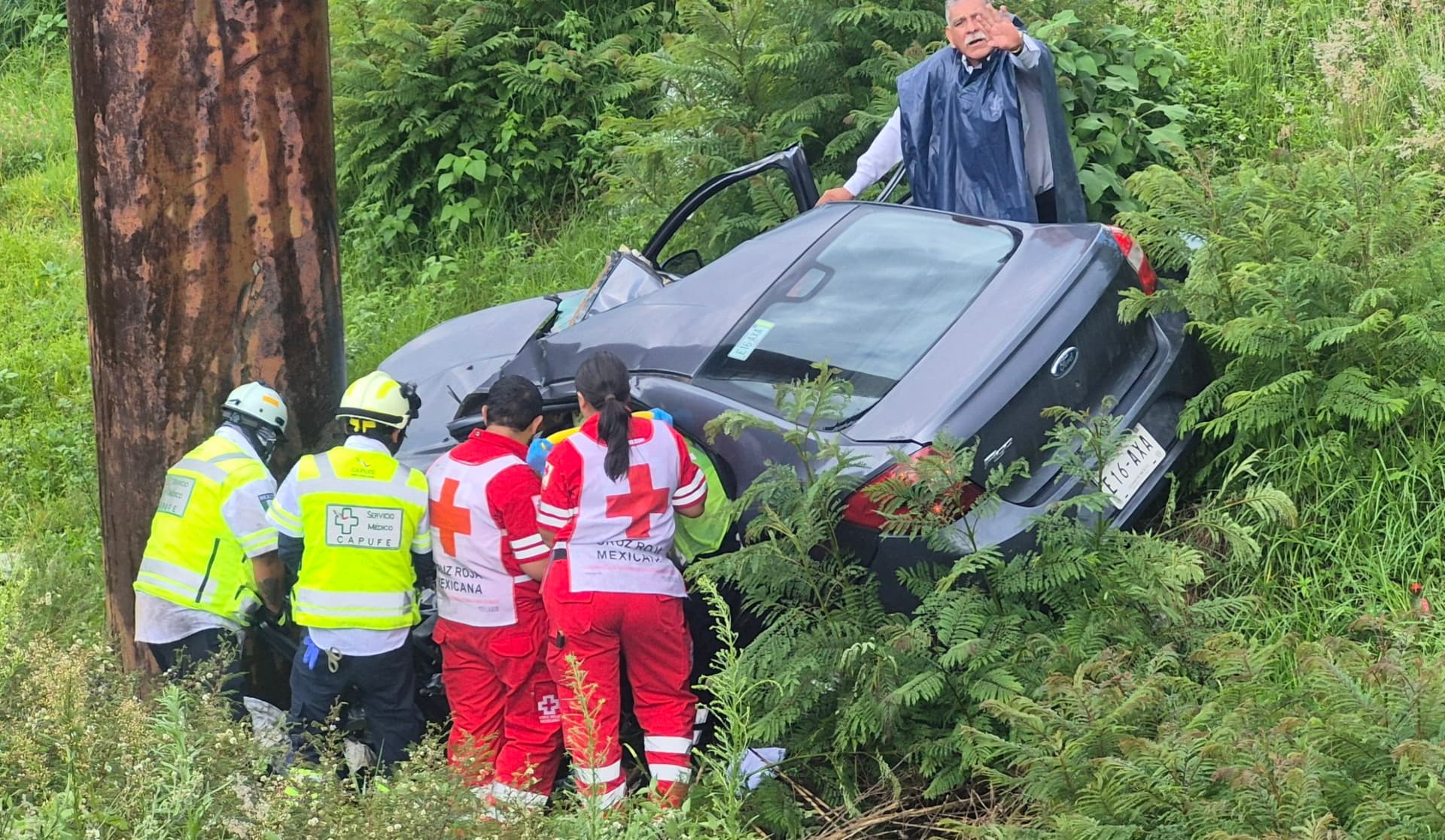 El conductor fue sustraído y llevado a un hospital de Puebla.