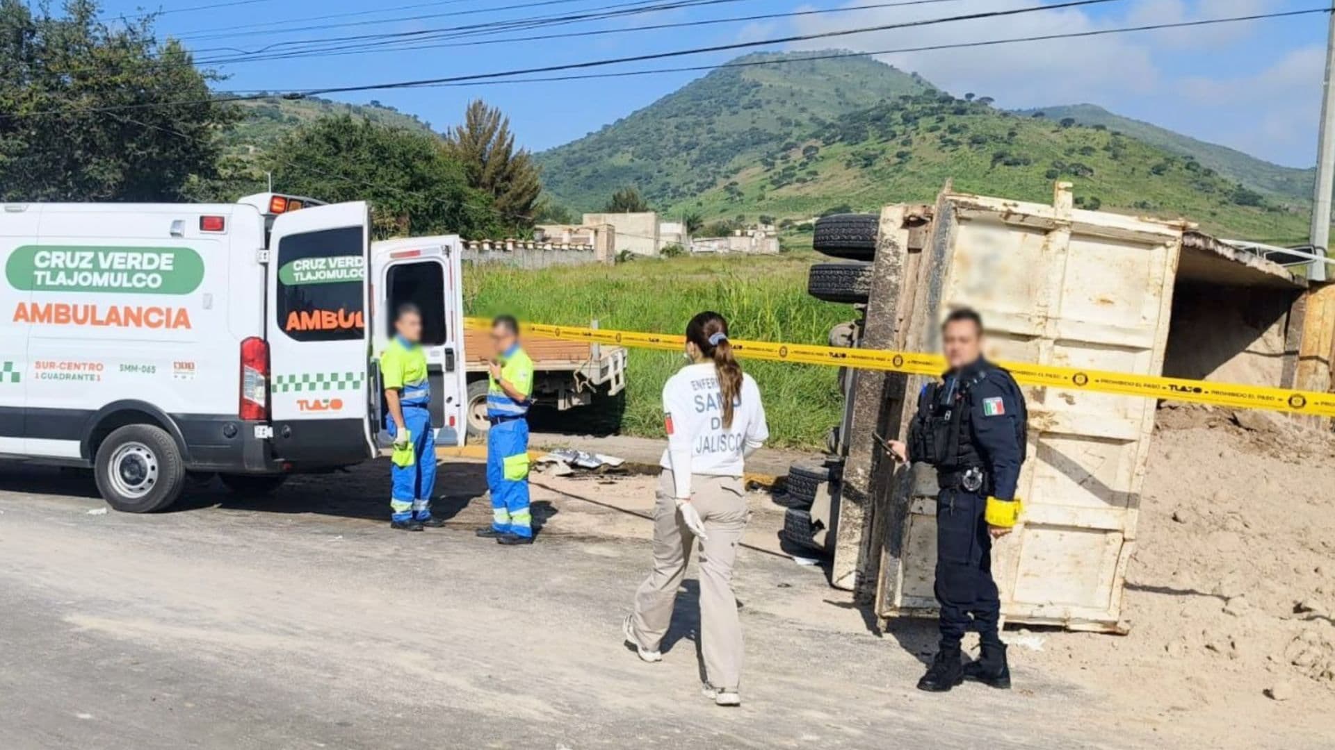 Choque con volcadura deja 12 personas heridas.