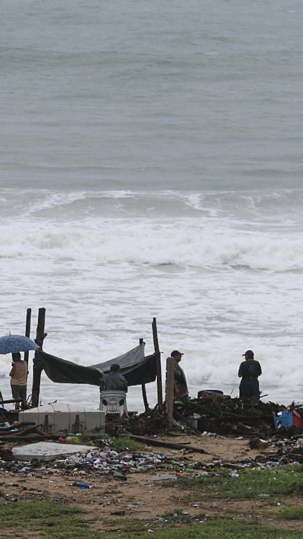 Residentes buscan objetos personales entre los escombros tras el paso del huracán John en Acapulco, en septiembre 2024. Foto: AP | Archivo