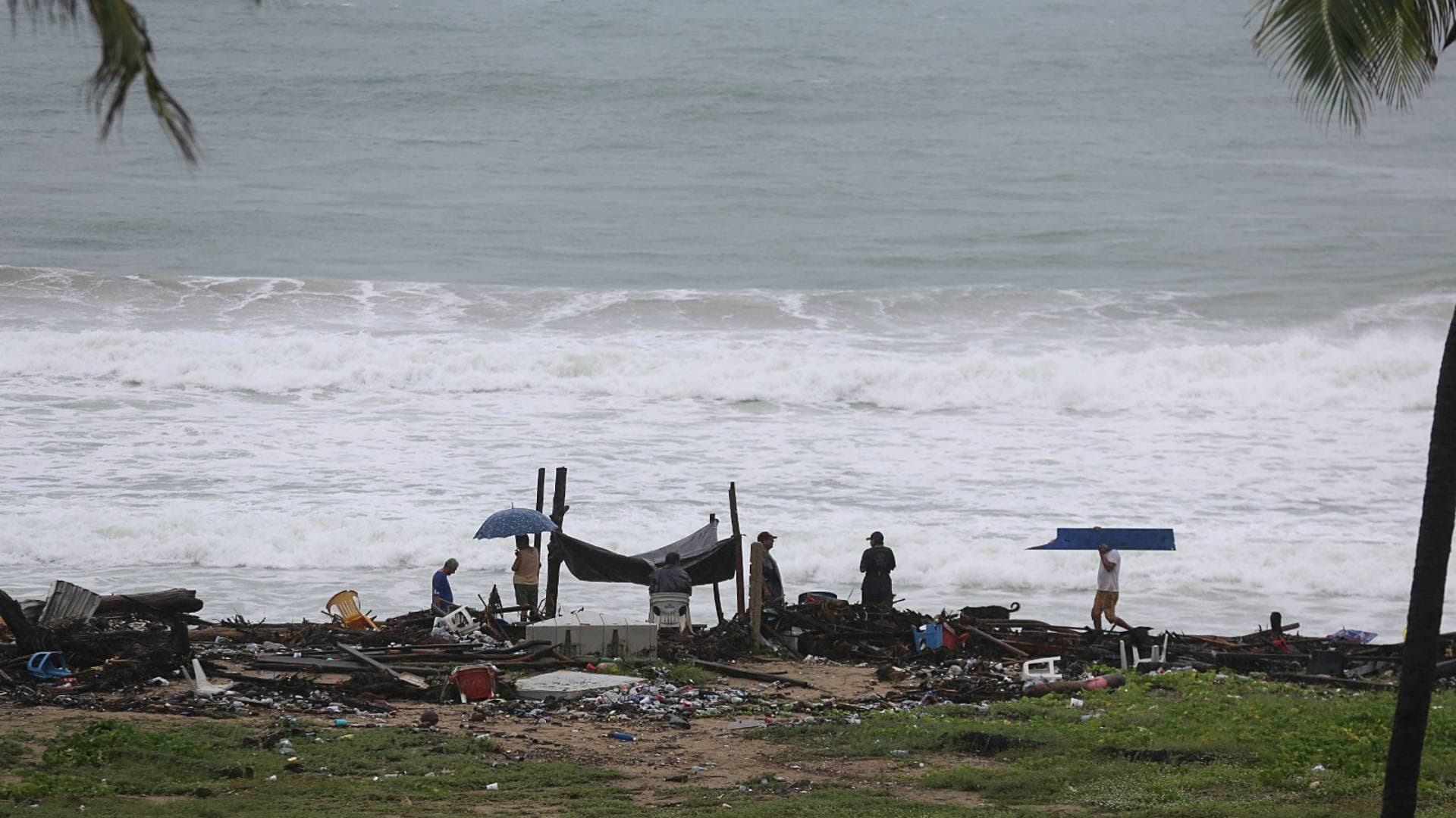 Residentes buscan objetos personales entre los escombros tras el paso del huracán John en Acapulco, en septiembre 2024. Foto: AP | Archivo
