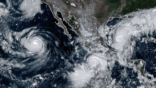 Tres ciclones rodean a México