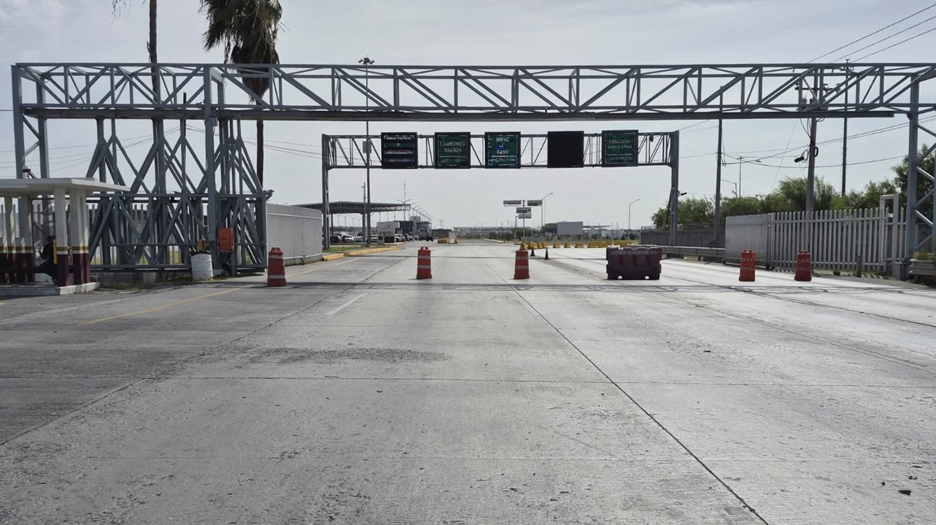 Cierran Puente del Comercio Mundial de Nuevo Laredo para Retirar Boyas del Río Bravo