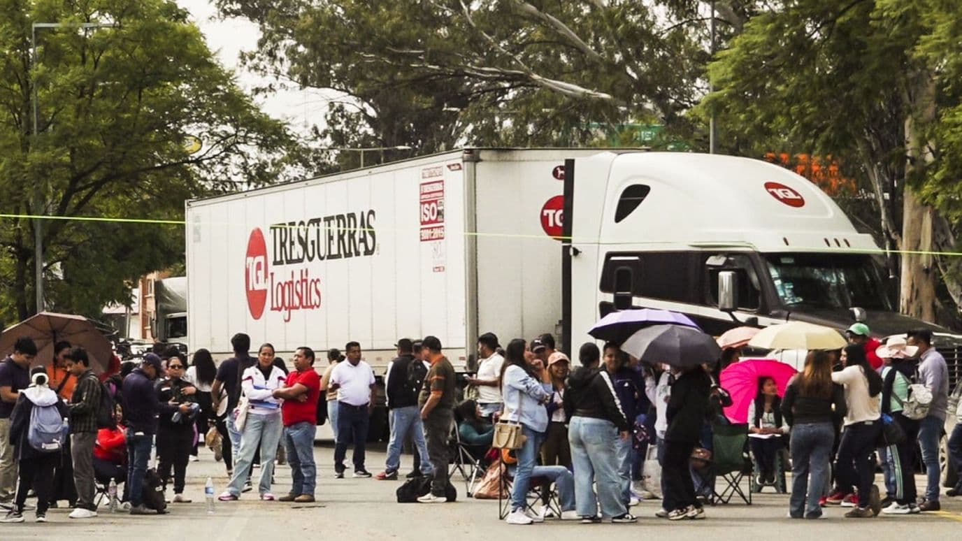 Maestros bloquean carretera en Oaxaca con tráiler