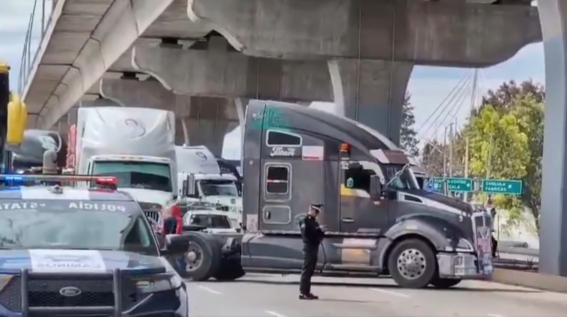 Se paraliza el tránsito en vialidades que conectan con la capital.