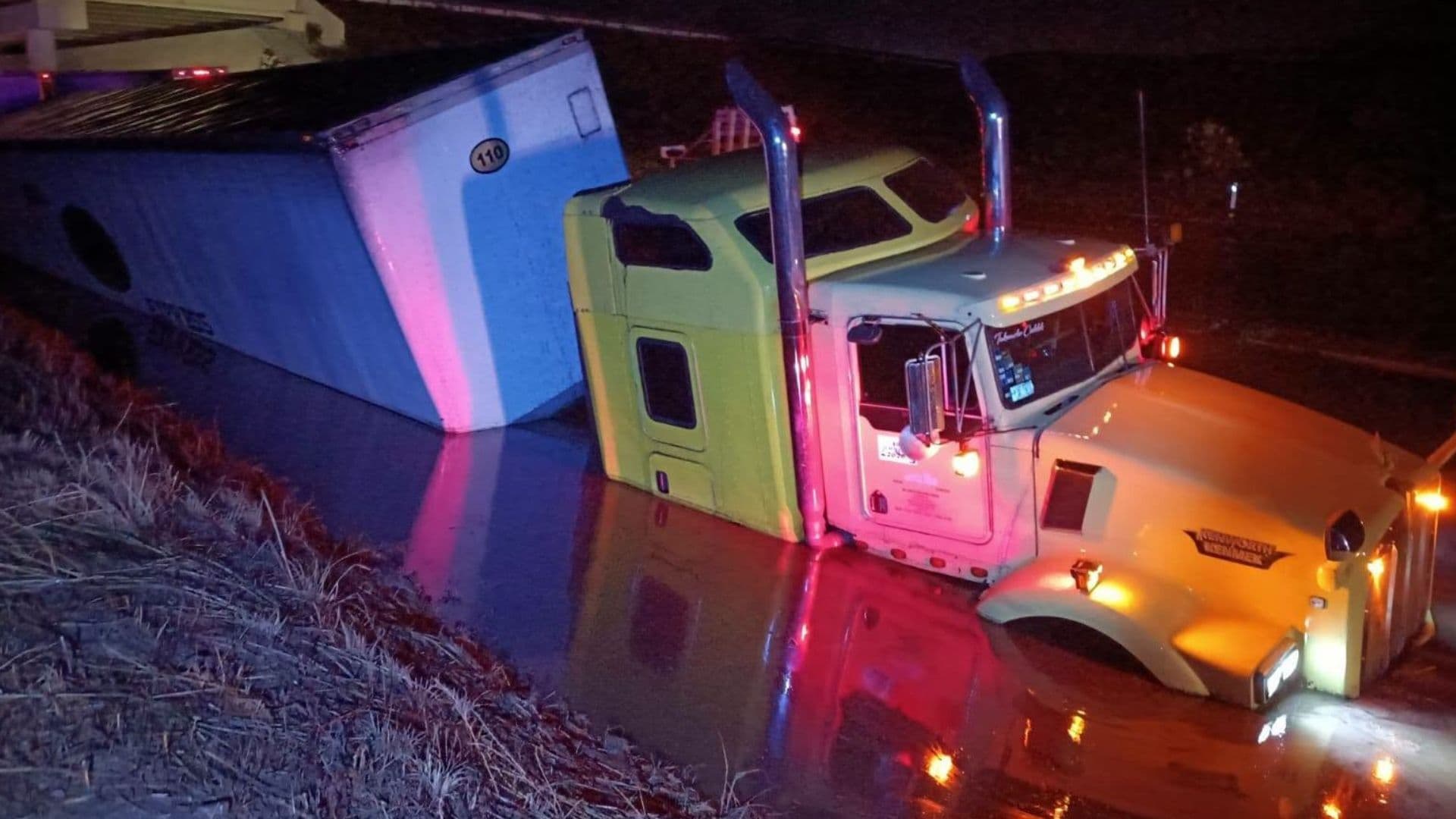 Un tráiler y varios vehículos compactos terminaron varados.