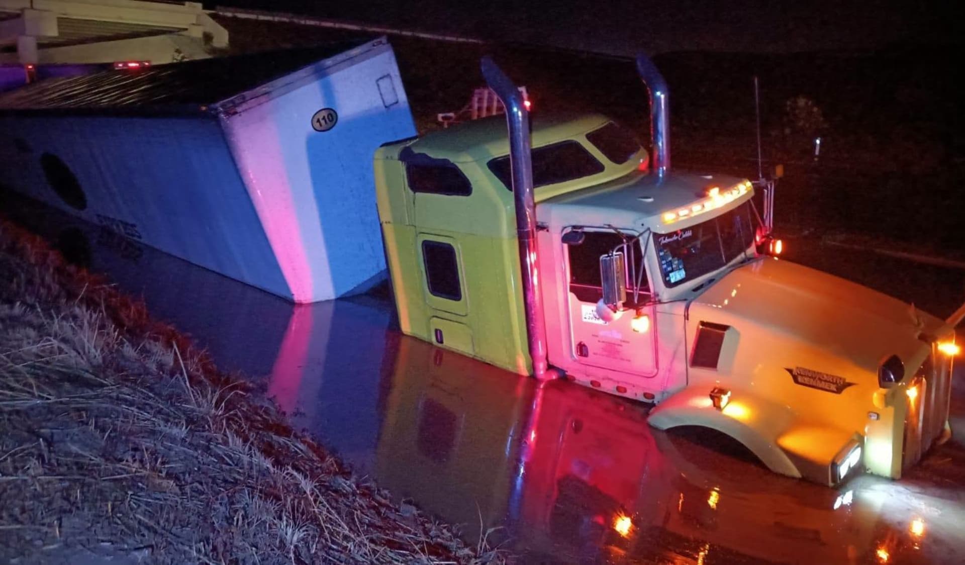 Un tráiler y varios vehículos compactos terminaron varados.