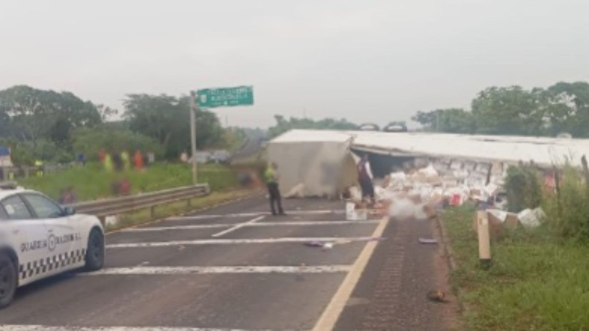 Volcadura de Tráiler Provoca Cierre Total de Carretera Coatzacoalcos-Villahermosa