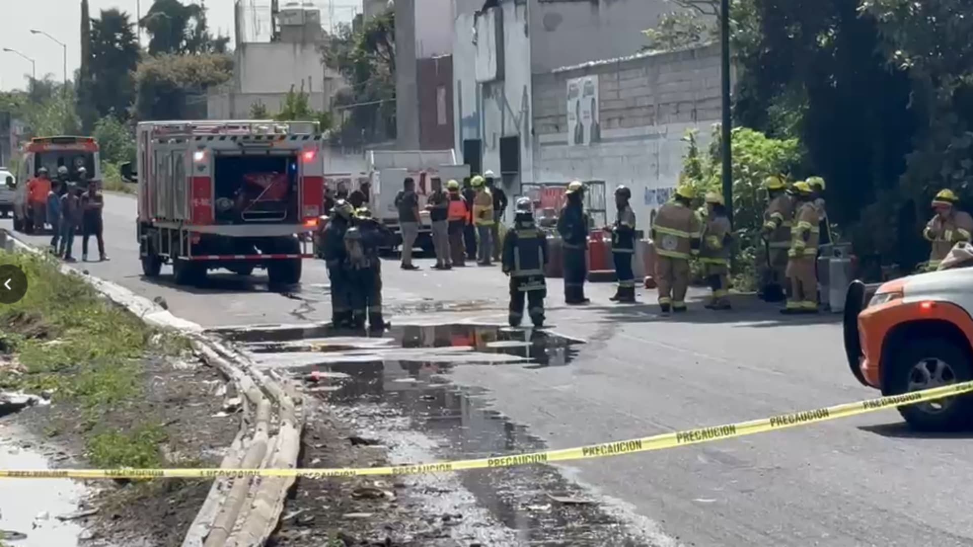 Fue cerrada la lateral durante trabajos de Bomberos y Protección Civil.