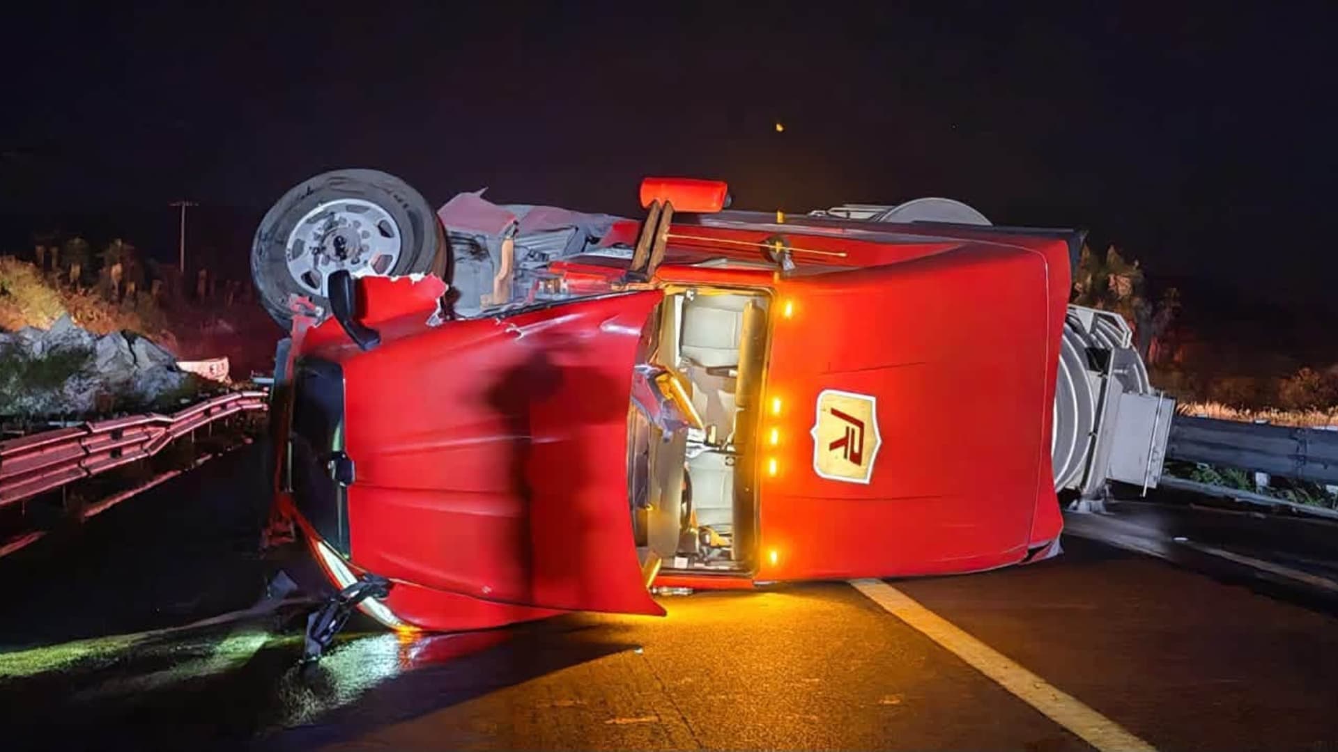 El conductor perdió el control y el combustible se derramó en el pavimento.