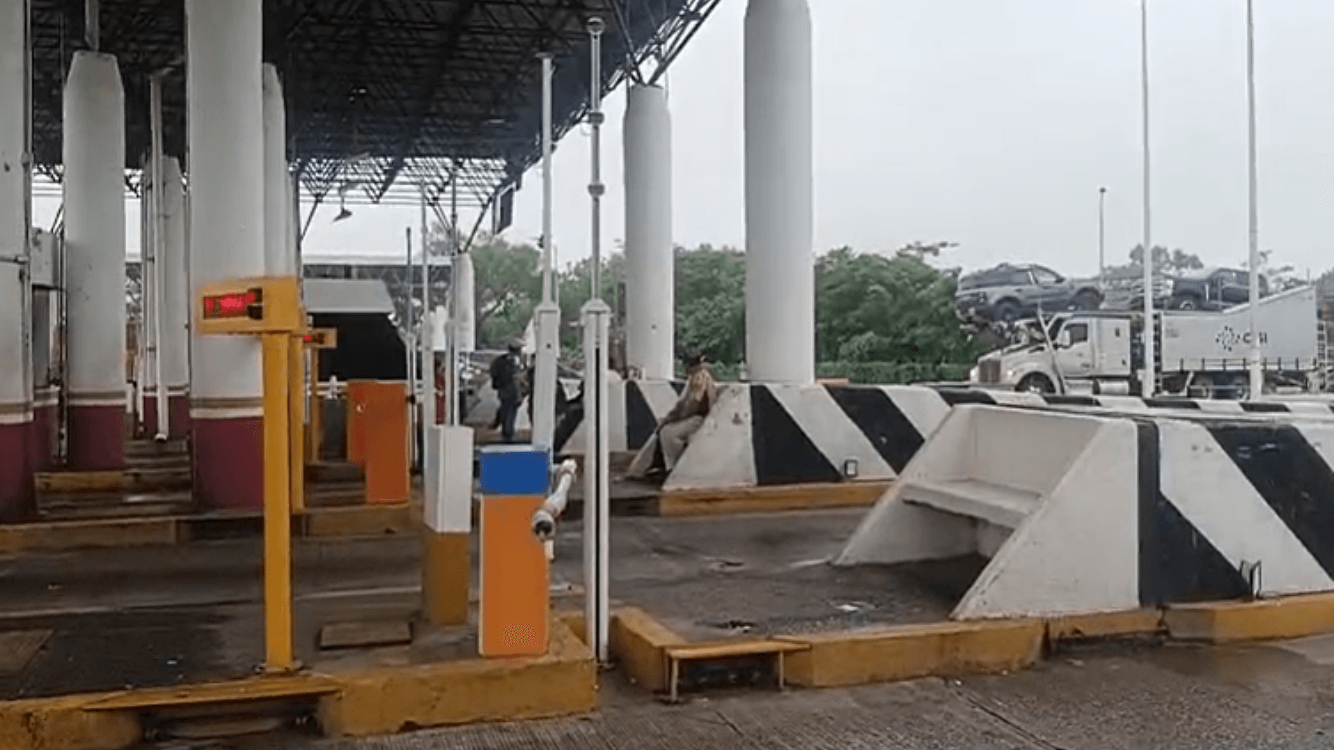 Manifestantes en la caseta Sánchez Magallanes de la carretera Coatzacoalcos-Villahermosa, en Tabasco. Foto: X @GN_Carreteras
