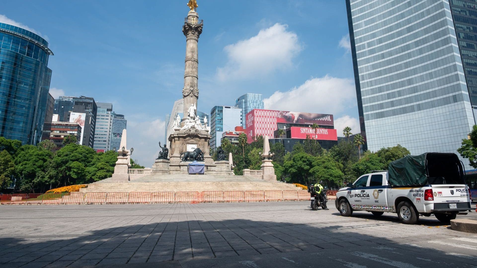 Policía de CDMX realiza recortes viales en Reforma.
