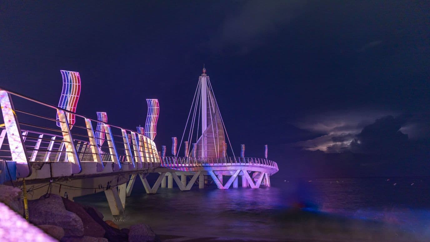 Puerto Vallarta en la víspera del ingreso del Huracán Simón a Jalisco