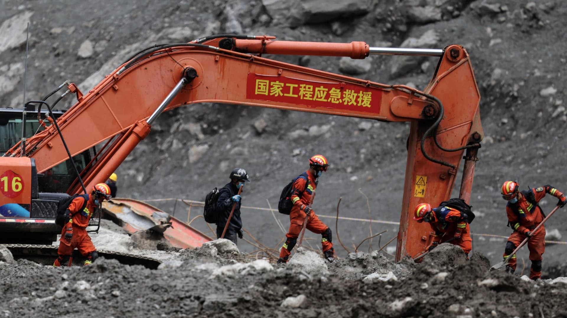 Más de  21,465 efectivos de las distintas fuerzas de seguridad buscan sobrevivientes tras las riadas en Nepal y China
