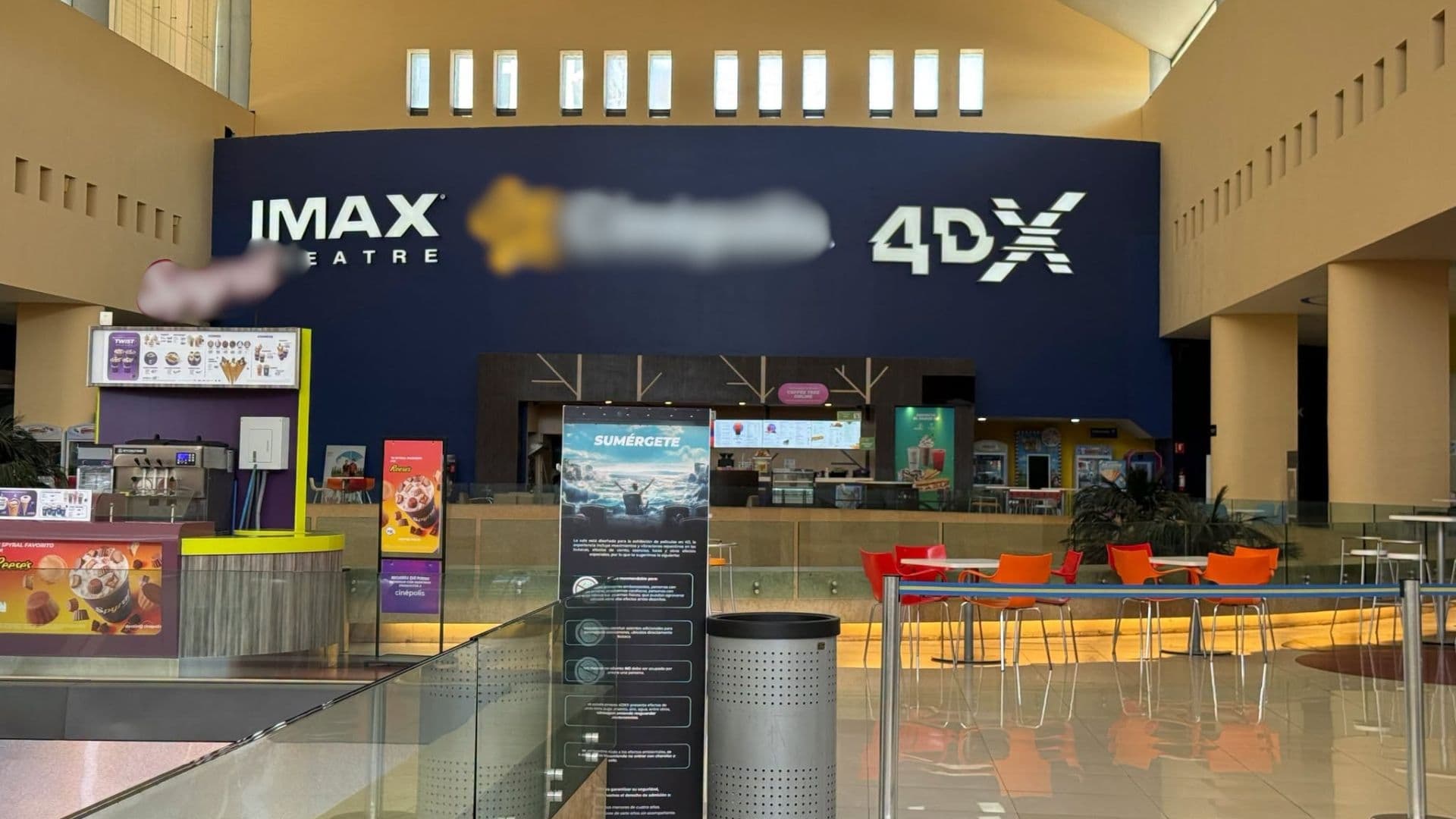 Hallan a mujer intoxicada en cine de Angelópolis en Puebla; Investigan posible abuso