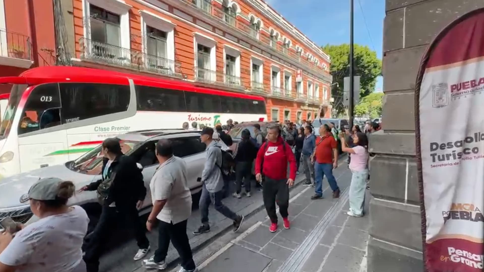 Ambulantes se confrontan con policías en Puebla.