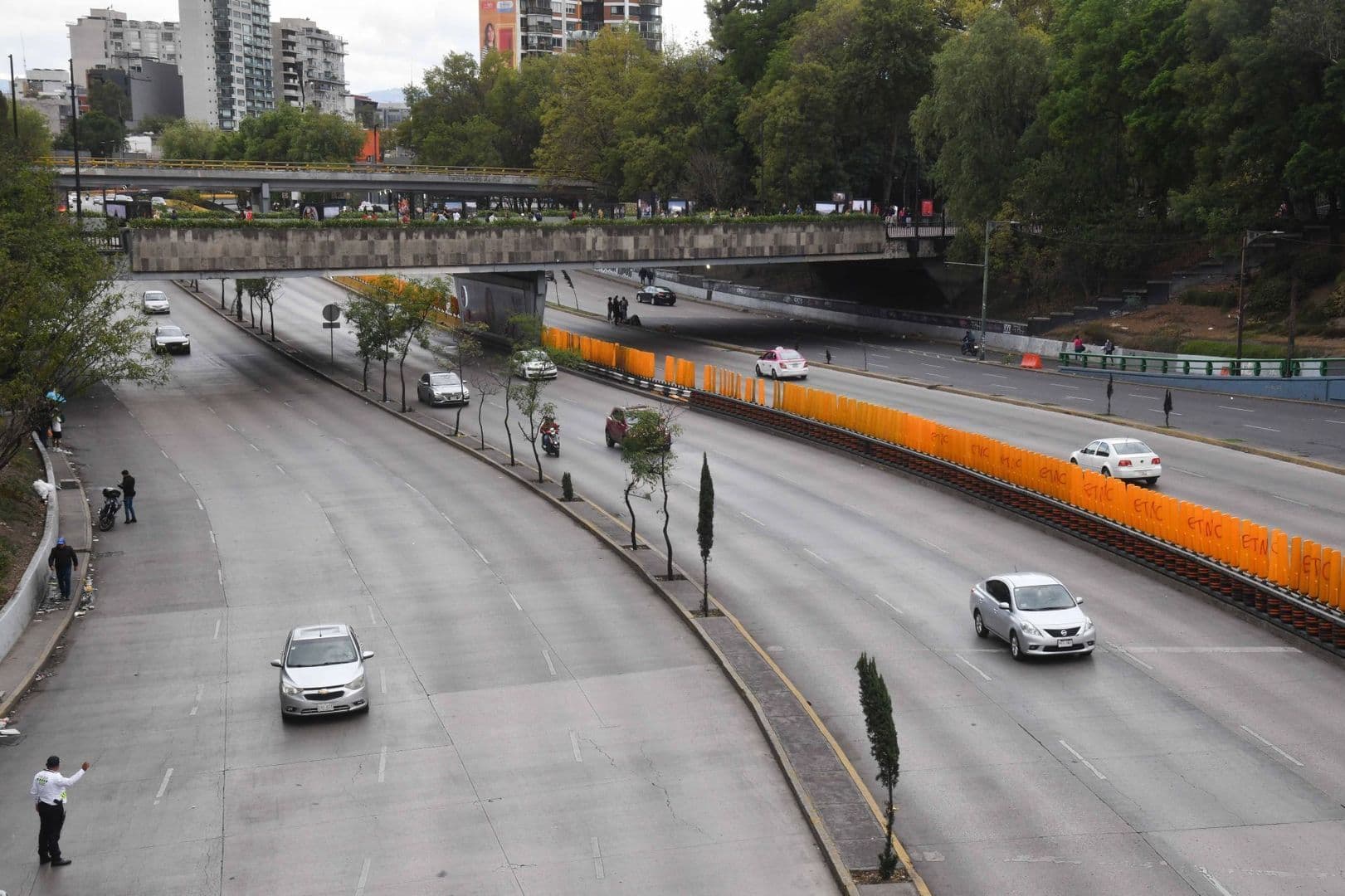 Hundimientos ponen en riesgo a automovilistas en Circuito Interior.