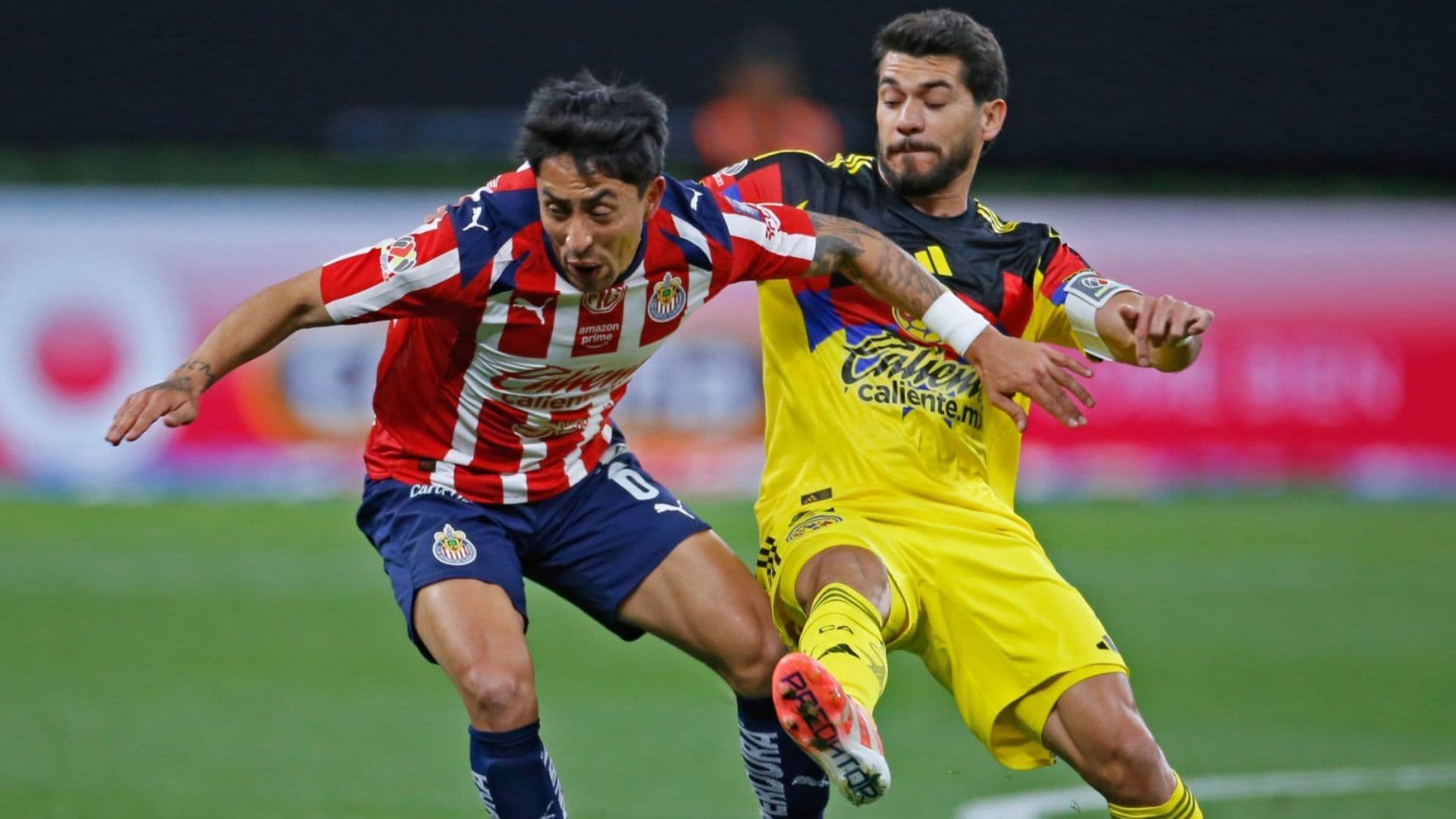 Omar Govea y Henry Martín disputan un balón durante el clásico nacional