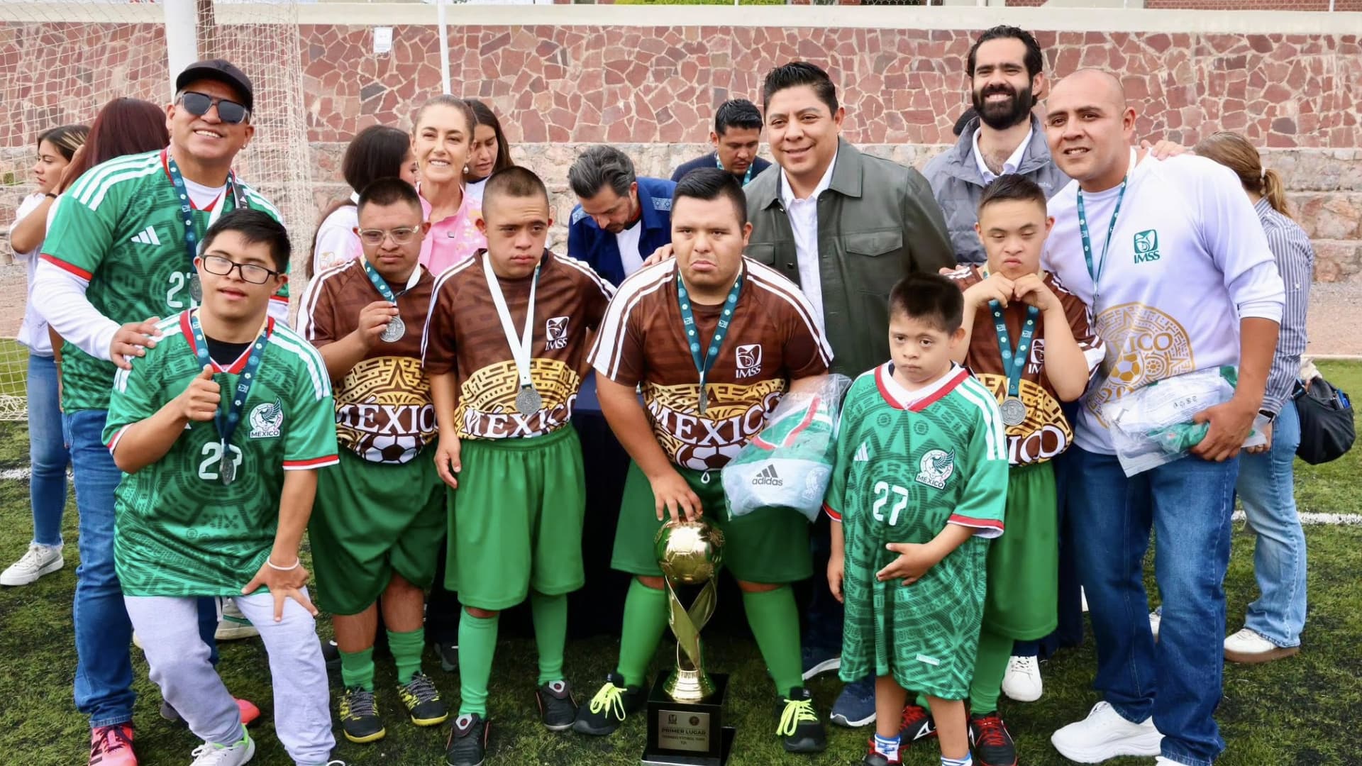 Sheinbaum Entrega Boletos del Mundial 2026 a Jóvenes Campeones. Foto: Presidencia
