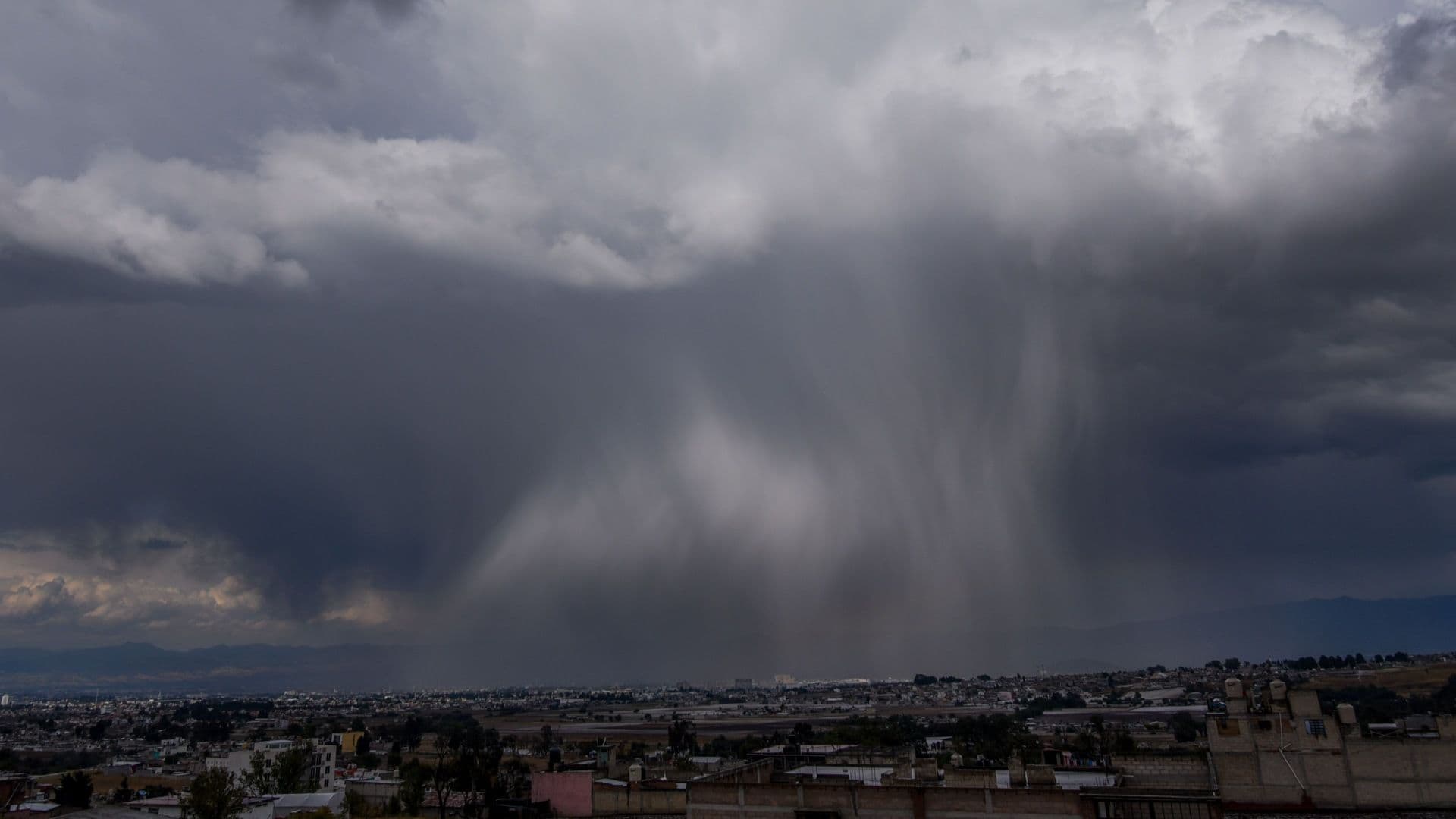 Tormenta con granizo en el Valle de México en marzo 2026. Foto: Cuartoscuro | Archivo