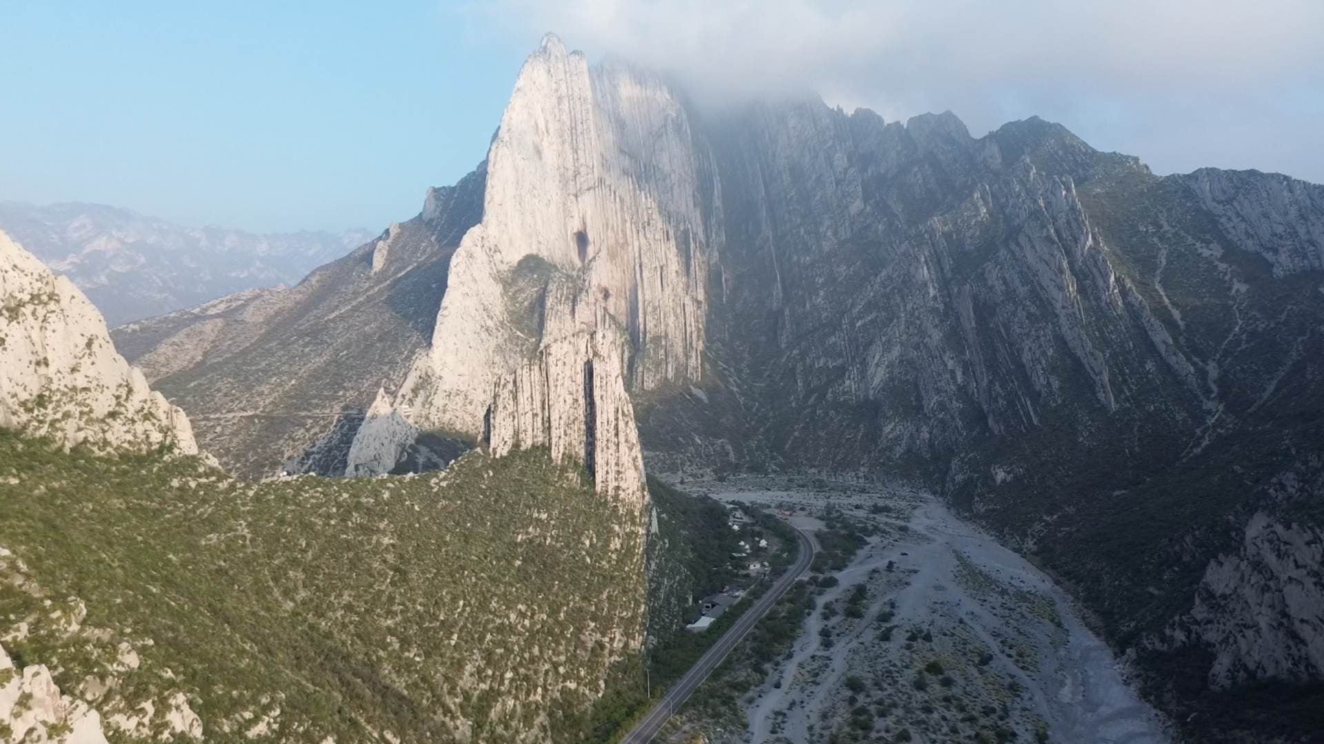 Amanecer en la ciudad de las montañas