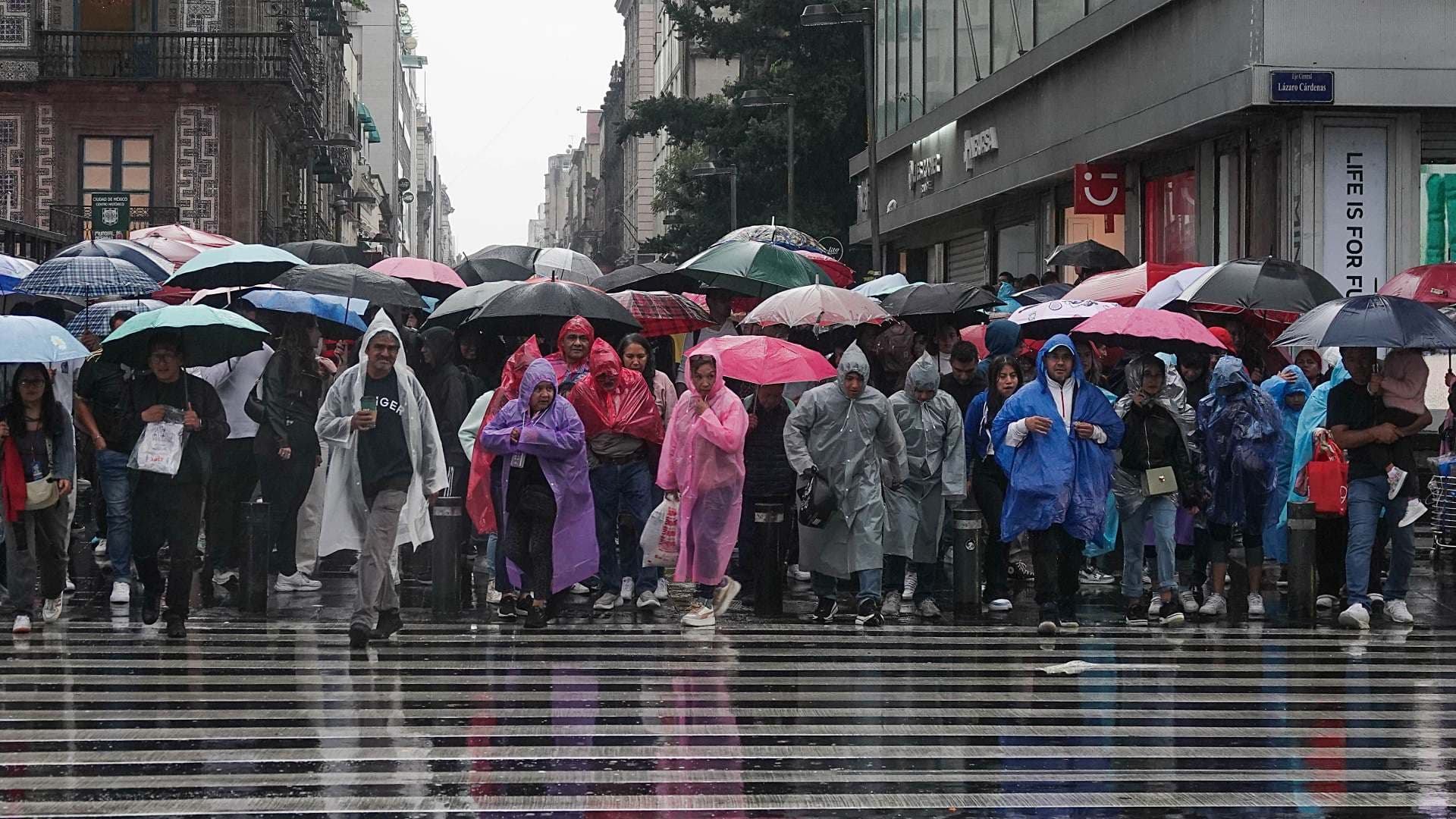 Lluvia sorprende a pobladores en la CDMX en junio 2026. Foto: Cuartoscuro | Archivo