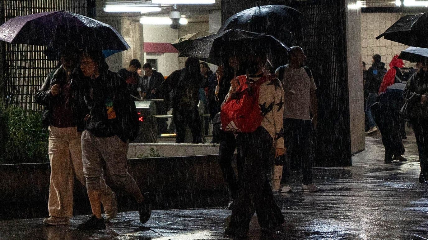 Personas se cubren de la lluvia con impermeables y otros objetos en la Zona Rosa, CDMX, el 15 de octubre 2026. Foro: Cuartoscuro