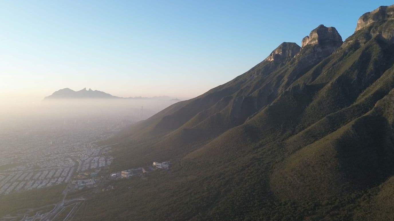 Amanecer en la ciudad de las montañas