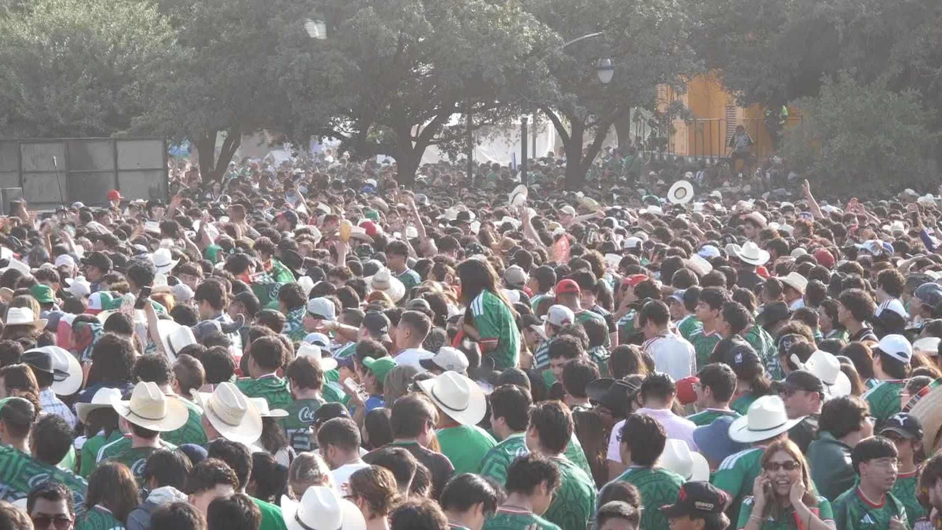 Aficionados en Fan Festival en Monterrey