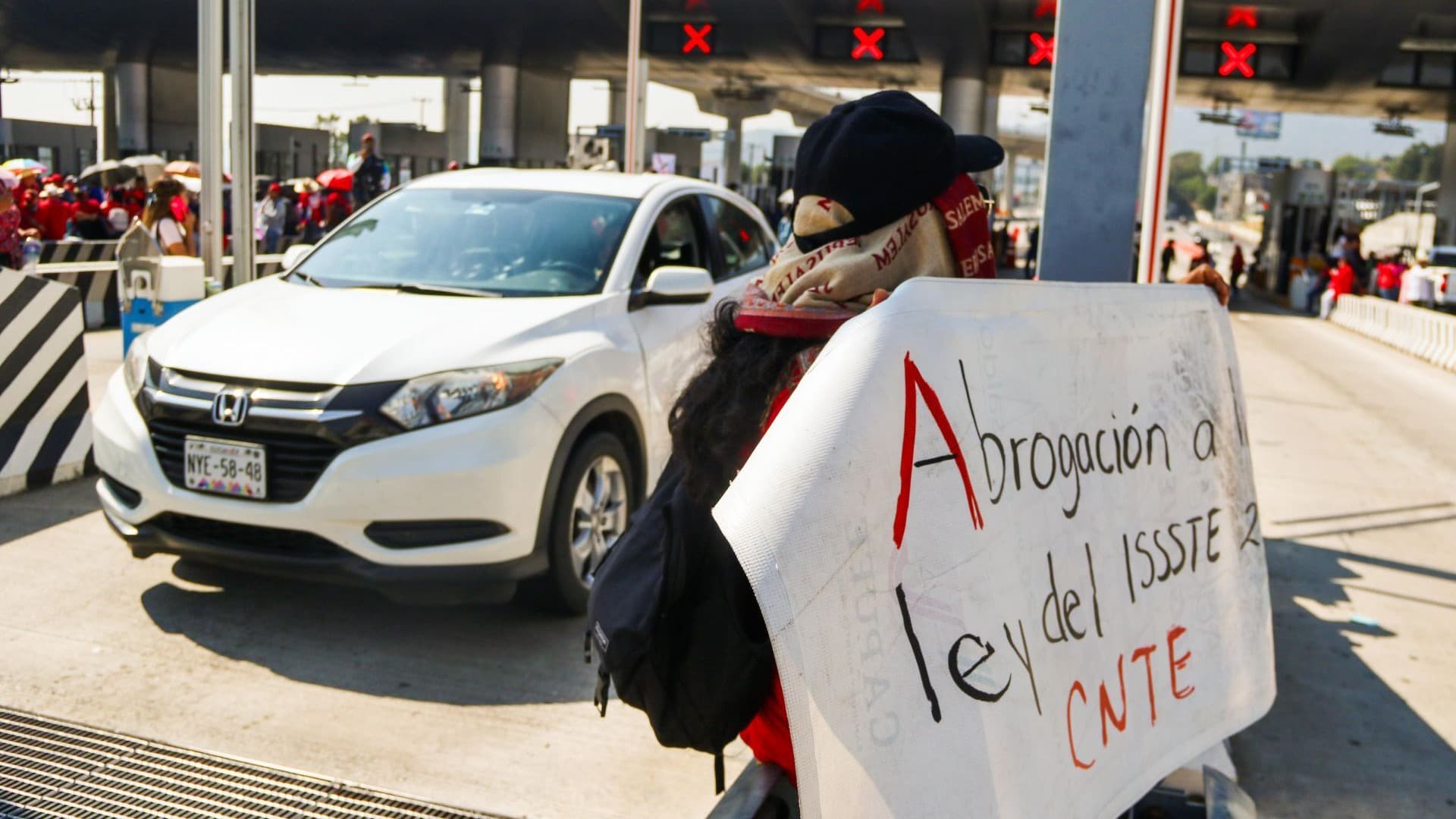 Bloqueo de la CNTE en caseta de Autopista México-Cuernavaca