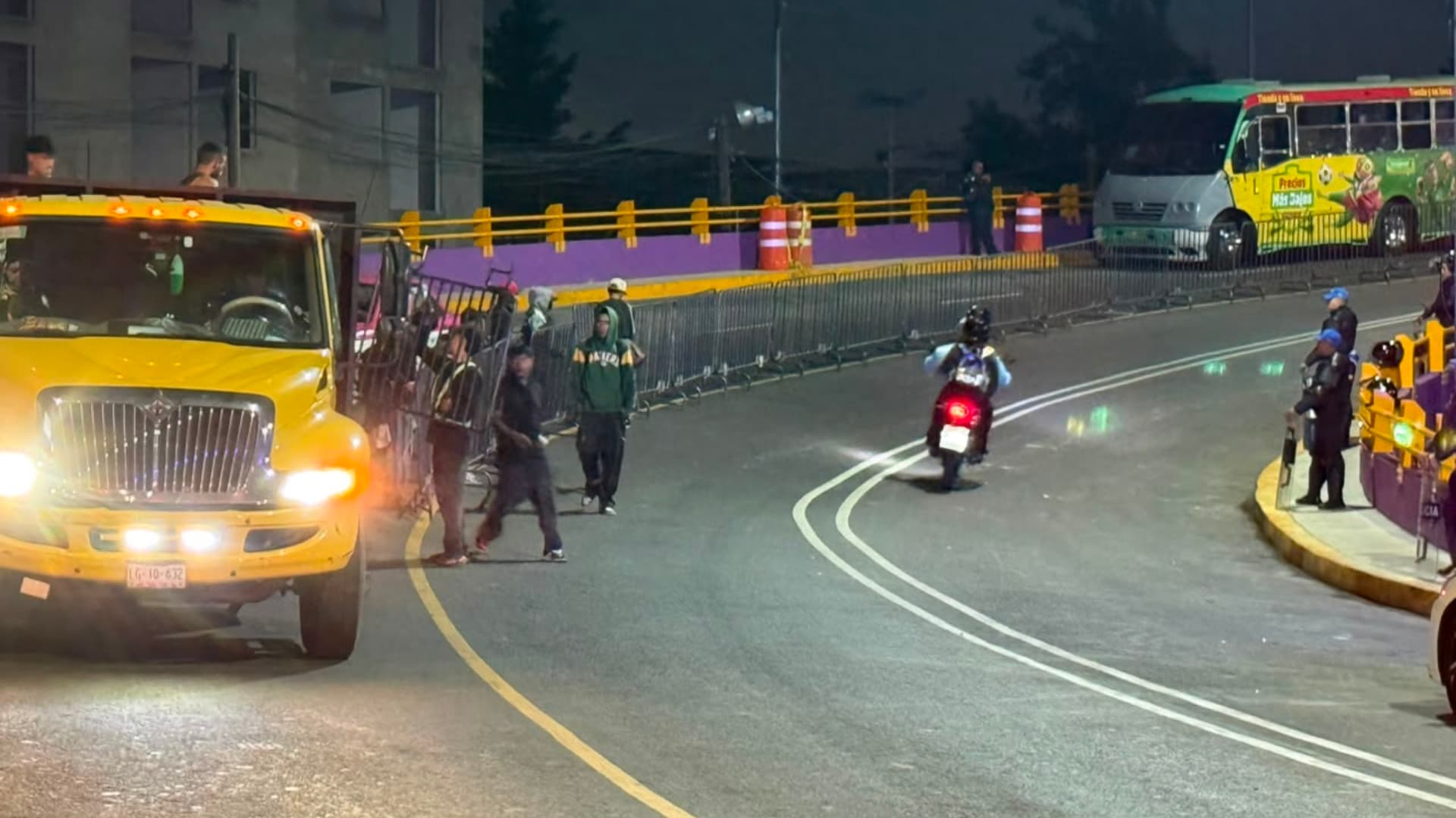 Colocan Vallas en los alrededores del Estadio Sede CDMX
