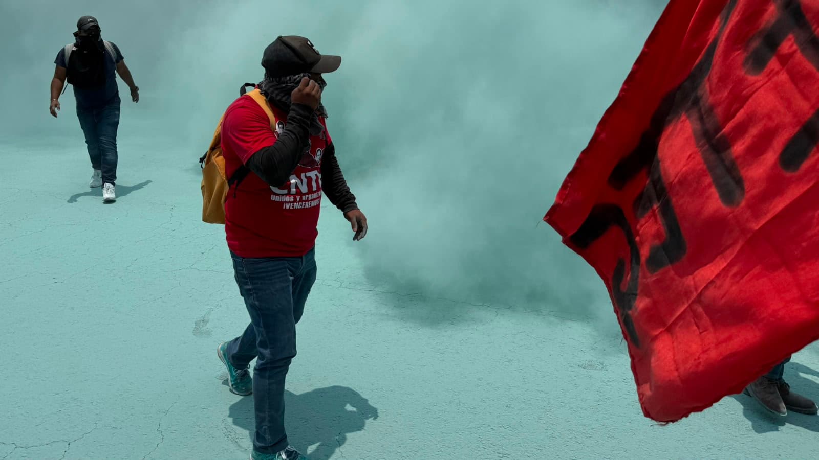 Integrantes de la CNTE afuera de edificio de la SEP en CDMX, durante disturbios el 3 de junio 2026.