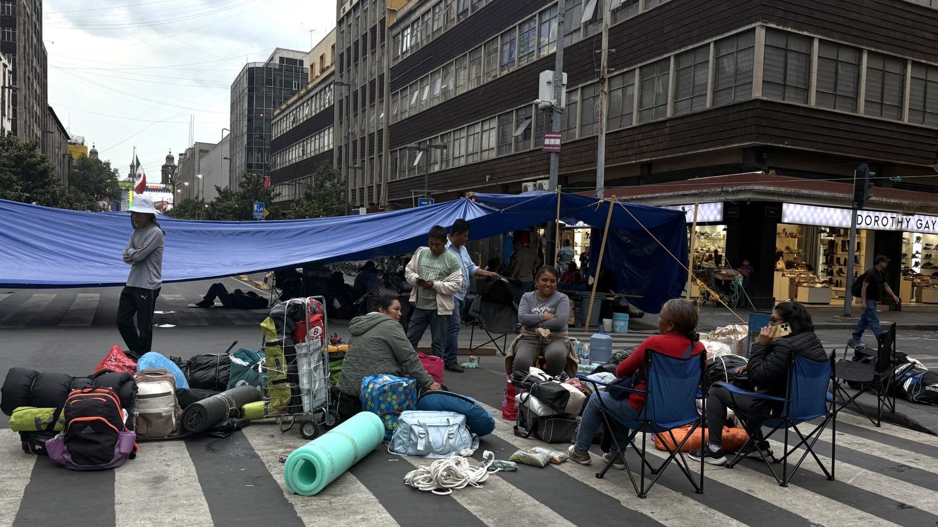 La CNTE mueve sus pertenencias del plantón en CDMX