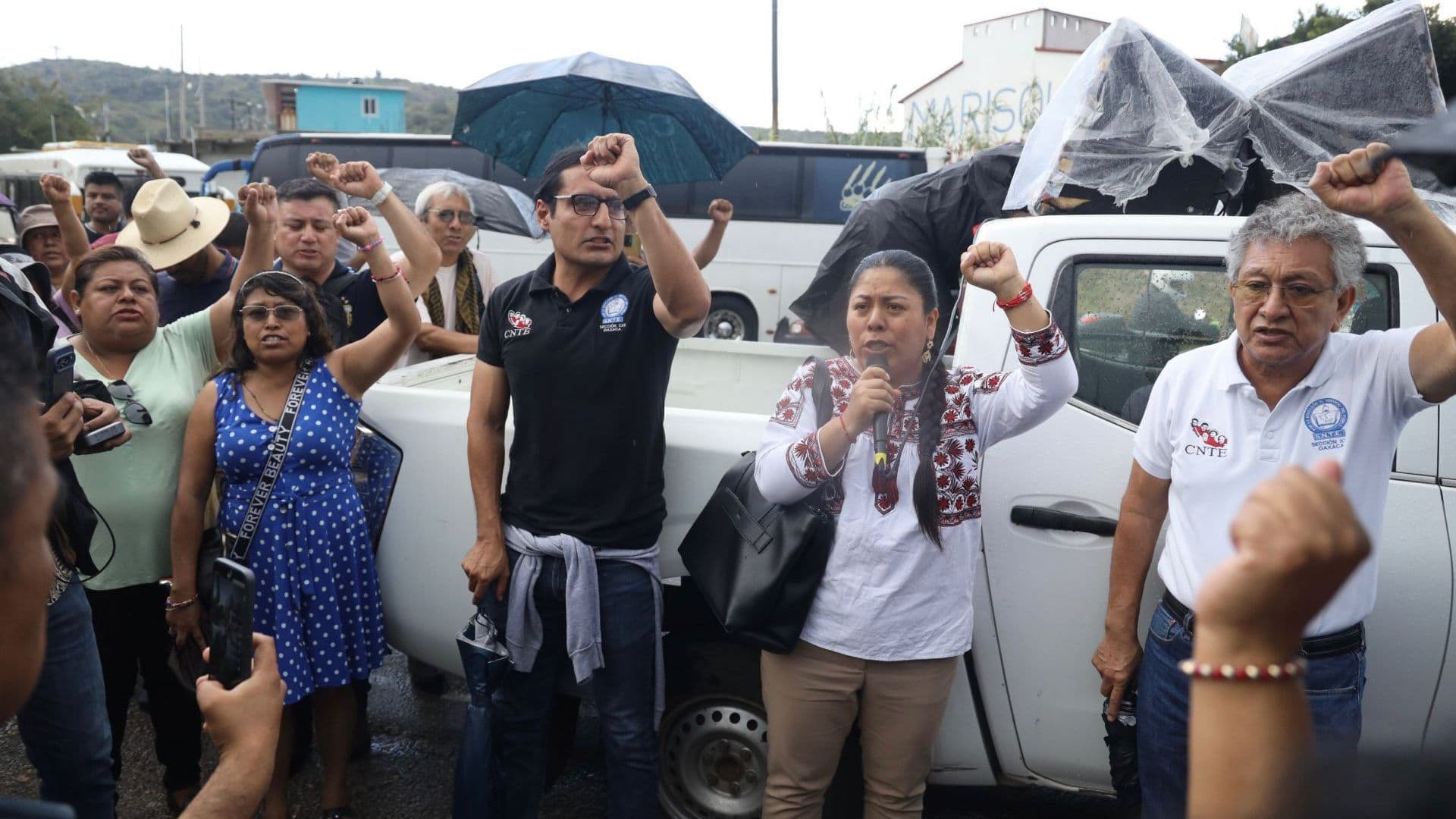 Docentes de la Sección 22 de la CNTE se acercaron a la presidenta Claudia Sheinbaum durante su llegada a Santiago Suchilquitongo, Oaxaca.