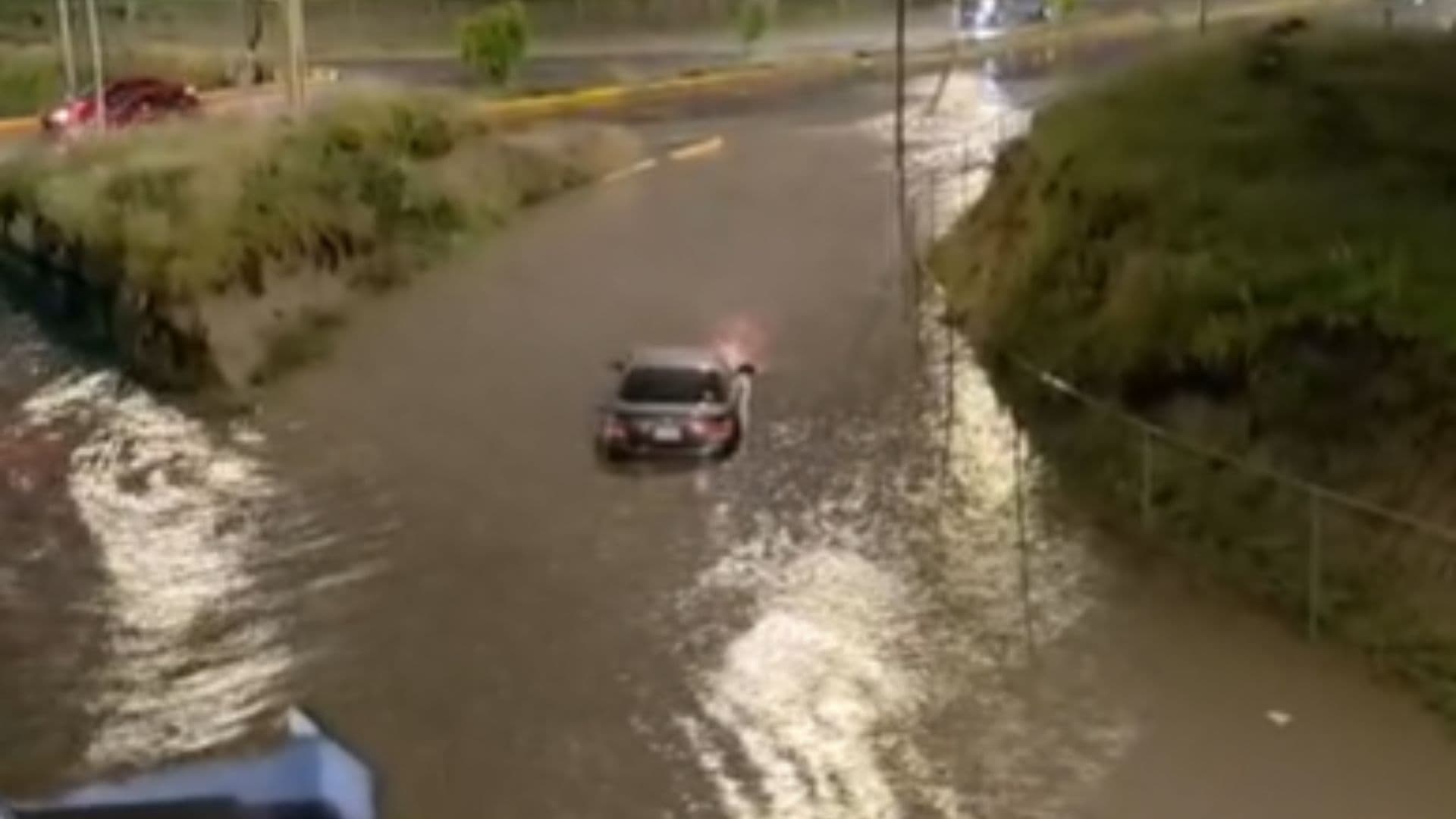 El conductor quedó atrapado durante la inundación por la lluvia de este viernes.