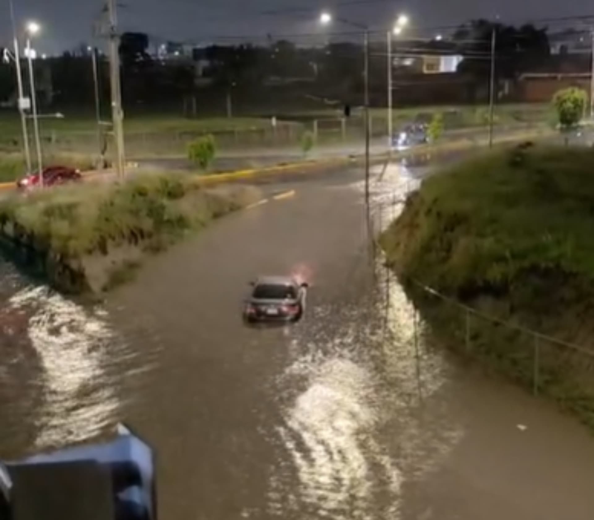 El conductor quedó atrapado durante la inundación por la lluvia de este viernes.