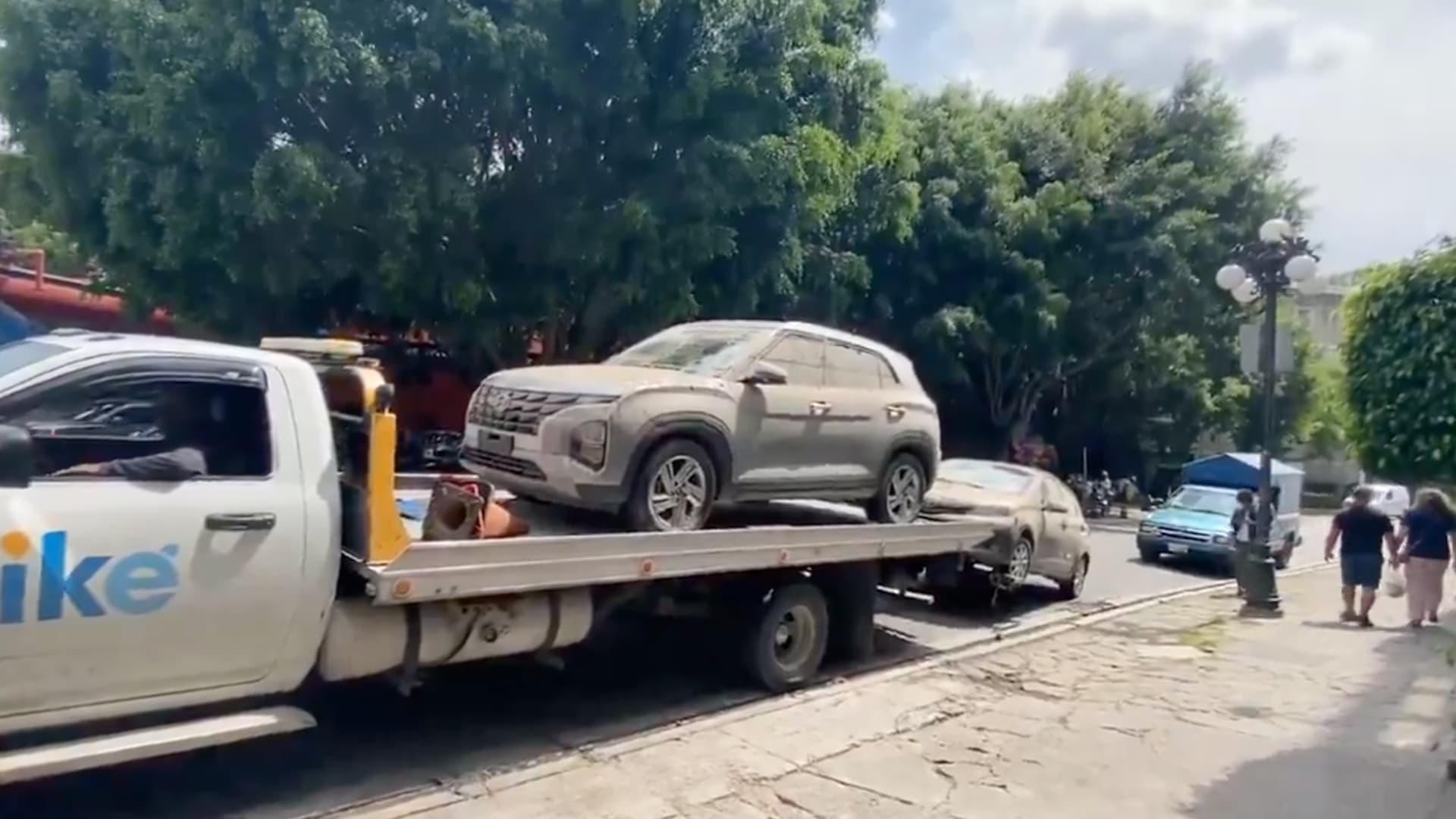 Dos días después salen autos que estaban atrapados.